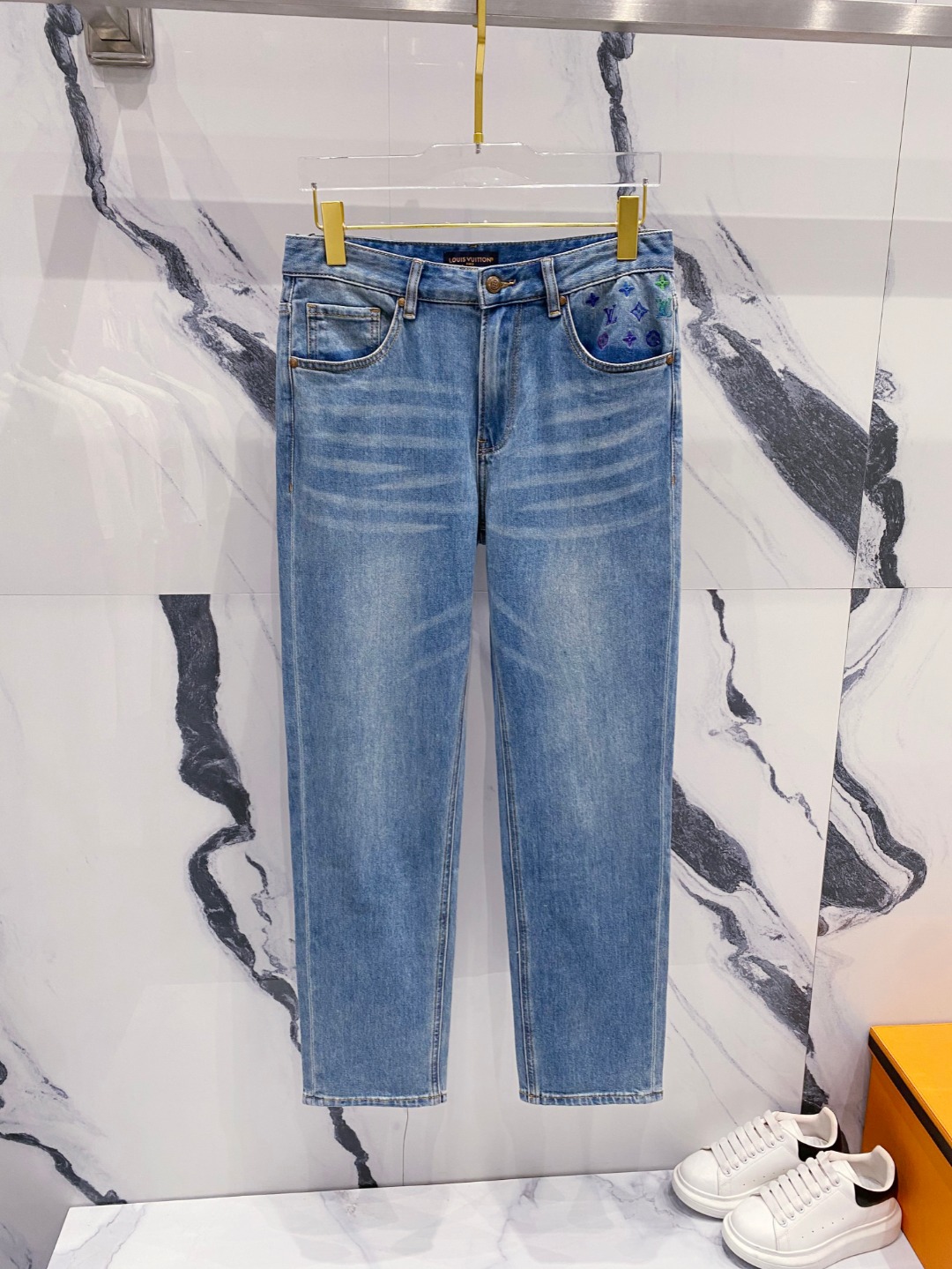 NO:482076,LV 2025 summer new men's casual jeans, top quality!  Channel orders are sold simultaneously on the official website!  !  Original customized denim cotton material!  Suitable for casual/formal outfits ~ the best for daily commuting!  !  Size 29-38 (no 3537), louis vuitton, jeans, alexander wang19860909LV 2025夏新款男士休闲牛仔裤,顶级品质！渠道订单,官网同步出售！！原厂订制牛仔全棉材质！适合休闲/正装各种搭配～日常通勤的极品！！尺码29-38（没3537）,,louis vuitton,jeans,alexander wang,Men's clothing
