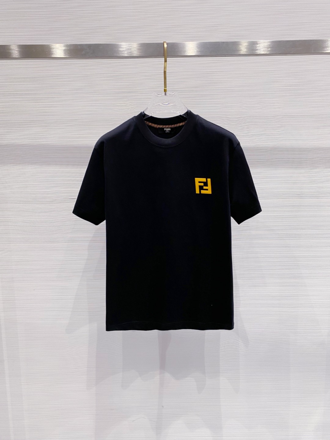 NO:479005,Fendi 2025 summer clothing new short-sleeved T-shirt for men and women,!  Customized exclusive pure cotton fabric, customized original craft threads, and chest heavy-work letter logo craft design!  Simple and generous, calm and versatile, extremely high-end, perfectly integrated with fashion and style, a top fashionable style that perfectly suits the outside wear!  The overall feeling is natural!  The ultimate classic versatile short-sleeved T-shirt is designed with the latest three-dimensional letter logo pattern elements!  The ultimate perfection of heavy industry!  Fans who pursue high quality are please buy them by themselves, and all fans who know the goods are invited to appreciate this model together!  !  Size S-2XL S S S Shoulder Width 46 Bust 102 Clothes 66 Sleeve length 22 M Sleeve width 47 Bust 106 Clothes 67 Sleeve length 23 L Sleeve width 48 Bust 110 Clothes 68 Sleeve length 24 XL Sleeve width 49 Bust 114 Clothes 69 Sleeve length 25 2XL Sleeve width 50 Bust 116 Clothes 70 Sleeve length 26,,fendi,T-shirt,tees,t-shirt,alexander wang19860909芬迪 2025夏装新款男女同款短袖T恤,！定制专属纯棉面料,定制原版工艺螺纹,胸前重工字母logo工艺设计！简约大方,从容百搭,档次极高,完美融入时尚还有风情感一款完美符合外穿的顶尖时髦气质款！整体给人浑然天成的感觉！极致经典的百搭型短袖T恤,采用最新的立体字母logo图案元素设计！极致的重工极致的完美！追求高品质的粉丝们请自行抢购,诚邀所有识货的粉丝一同鉴赏此款！！ 尺码S-2XL S码肩宽46 胸围102 衣长66 袖长22 M码肩宽47 胸围106 衣长67 袖长23 L码肩宽48 胸围110 衣长68 袖长24 XL码肩宽49 胸围114 衣长69 袖长25 2XL码肩宽50 胸围116 衣长70 袖长26,,fendi,T-shirt,tees，t-shirt,alexander wang,Men's clothing