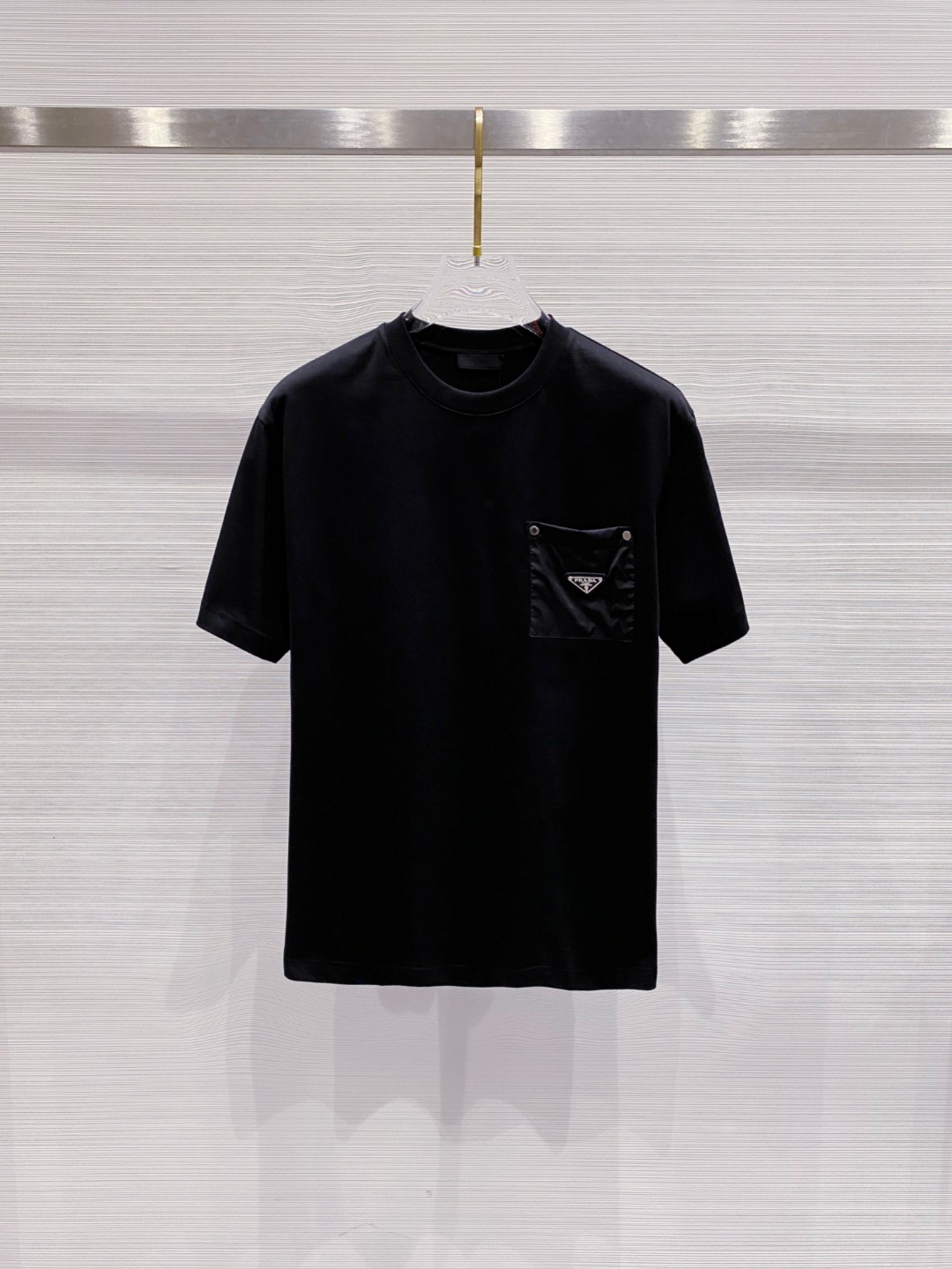 NO:415374,Prada 2025 summer clothing new short-sleeved T-shirt for men and women,!  Customized exclusive pure cotton fabric, customized original craft threads, and chest heavy-work letter logo craft design!  Simple and generous, calm and versatile, extremely high-end, perfectly integrated with fashion and style, a top fashionable style that perfectly suits the outside wear!  The overall feeling is natural!  The ultimate classic versatile short-sleeved T-shirt is designed with the latest three-dimensional letter logo pattern elements!  The ultimate perfection of heavy industry!  Fans who pursue high quality are please buy them by themselves, and all fans who know the goods are invited to appreciate this model together!  !  Size S-2XL S S S Shoulder Width 46 Bust 102 Clothes 66 Sleeve length 22 M Sleeve width 47 Bust 106 Clothes 67 Sleeve length 23 L Sleeve width 48 Bust 110 Clothes 68 Sleeve length 24 XL Sleeve width 49 Bust 114 Clothes 69 Sleeve length 25 2XL Sleeve width 50 Bust 116 Clothes 70 Sleeve length 26,,prada,T-shirt,tees,t-shirt,alexander wang19860909普拉达 2025夏装新款男女同款短袖T恤,！定制专属纯棉面料,定制原版工艺螺纹,胸前重工字母logo工艺设计！简约大方,从容百搭,档次极高,完美融入时尚还有风情感一款完美符合外穿的顶尖时髦气质款！整体给人浑然天成的感觉！极致经典的百搭型短袖T恤,采用最新的立体字母logo图案元素设计！极致的重工极致的完美！追求高品质的粉丝们请自行抢购,诚邀所有识货的粉丝一同鉴赏此款！！ 尺码S-2XL S码肩宽46 胸围102 衣长66 袖长22 M码肩宽47 胸围106 衣长67 袖长23 L码肩宽48 胸围110 衣长68 袖长24 XL码肩宽49 胸围114 衣长69 袖长25 2XL码肩宽50 胸围116 衣长70 袖长26,,prada,T-shirt,tees，t-shirt,alexander wang,Men's clothing