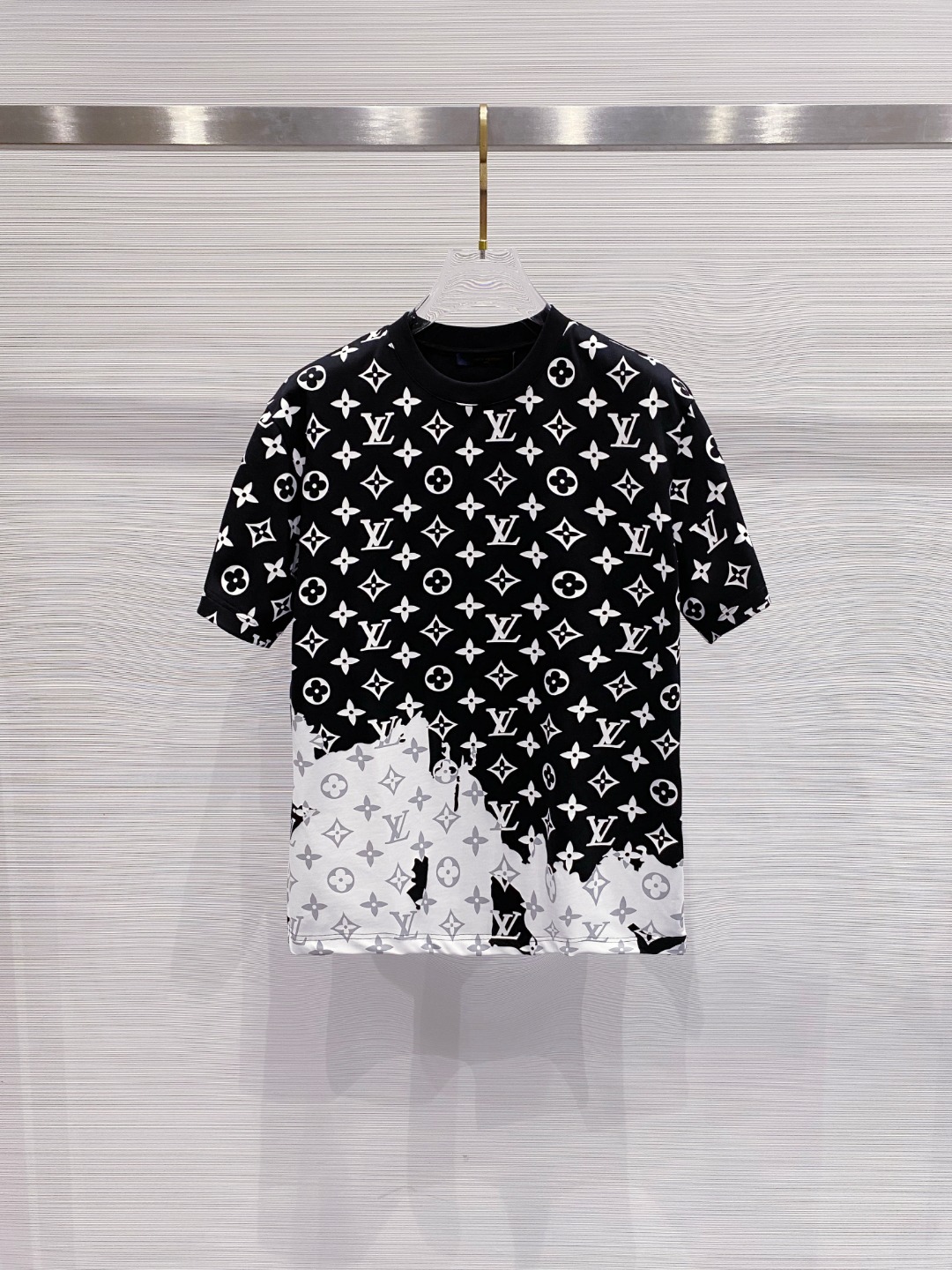 NO:415389,LV 2025 summer new men and women's short-sleeved T-shirt,!  Customized exclusive pure cotton fabric, customized original craft threads, and chest heavy-work letter logo craft design!  Simple and generous, calm and versatile, extremely high-end, perfectly integrated with fashion and style, a top fashionable style that perfectly suits the outside wear!  The overall feeling is natural!  The ultimate classic versatile short-sleeved T-shirt is designed with the latest three-dimensional letter logo pattern elements!  The ultimate perfection of heavy industry!  Fans who pursue high quality are please buy them by themselves, and all fans who know the goods are invited to appreciate this model together!  !  Size S-2XL S S S Shoulder Width 46 Bust 102 Clothes 66 Sleeve length 22 M Sleeve width 47 Bust 106 Clothes 67 Sleeve length 23 L Sleeve width 48 Bust 110 Clothes 68 Sleeve length 24 XL Sleeve width 49 Bust 114 Clothes 69 Sleeve length 25 2XL Sleeve width 50 Bust 116 Clothes 70 Sleeve length 26,,louis vuitton,T-shirt,tees,t-shirt,alexander wang19860909LV 2025夏装新款男女同款短袖T恤,！定制专属纯棉面料,定制原版工艺螺纹,胸前重工字母logo工艺设计！简约大方,从容百搭,档次极高,完美融入时尚还有风情感一款完美符合外穿的顶尖时髦气质款！整体给人浑然天成的感觉！极致经典的百搭型短袖T恤,采用最新的立体字母logo图案元素设计！极致的重工极致的完美！追求高品质的粉丝们请自行抢购,诚邀所有识货的粉丝一同鉴赏此款！！ 尺码S-2XL S码肩宽46 胸围102 衣长66 袖长22 M码肩宽47 胸围106 衣长67 袖长23 L码肩宽48 胸围110 衣长68 袖长24 XL码肩宽49 胸围114 衣长69 袖长25 2XL码肩宽50 胸围116 衣长70 袖长26,,louis vuitton,T-shirt,tees，t-shirt,alexander wang,Men's clothing