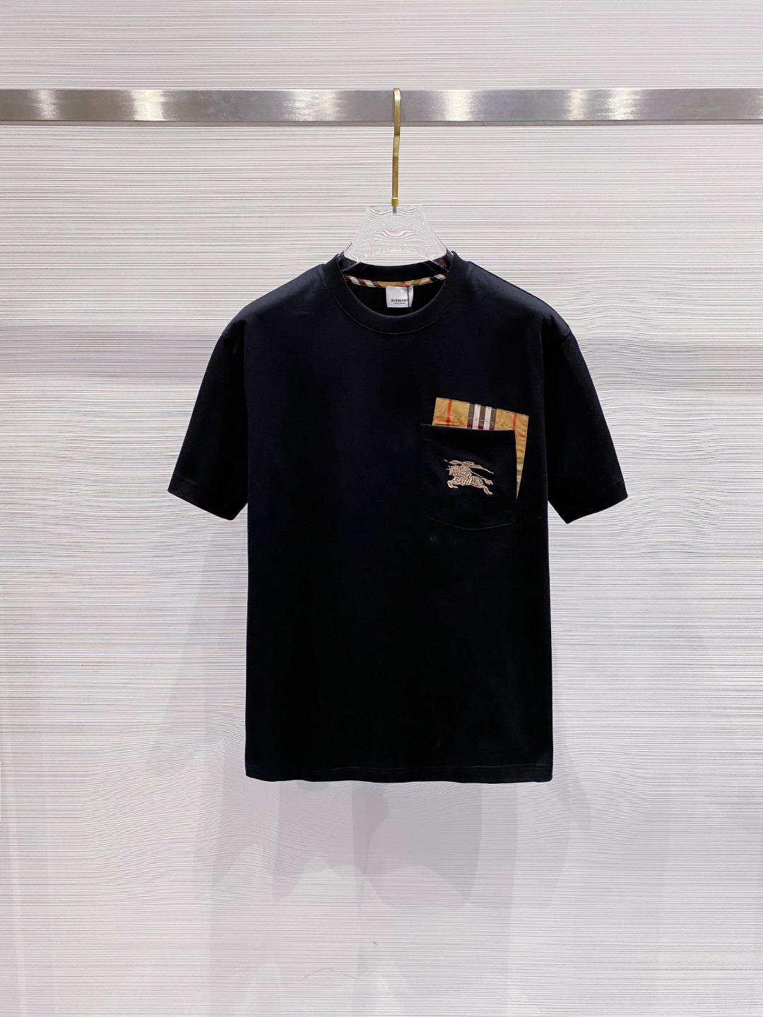 NO:415396,Burberry 2025 summer clothes new short-sleeved T-shirt for men and women,!  Customized exclusive pure cotton fabric, customized original craft threads, and chest heavy-work letter logo craft design!  Simple and generous, calm and versatile, extremely high-end, perfectly integrated with fashion and style, a top fashionable style that perfectly suits the outside wear!  The overall feeling is natural!  The ultimate classic versatile short-sleeved T-shirt is designed with the latest three-dimensional letter logo pattern elements!  The ultimate perfection of heavy industry!  Fans who pursue high quality are please buy them by themselves, and all fans who know the goods are invited to appreciate this model together!  !  Size S-2XL S S S Shoulder Width 46 Bust 102 Clothes 66 Sleeve length 22 M Sleeve width 47 Bust 106 Clothes 67 Sleeve length 23 L Sleeve width 48 Bust 110 Clothes 68 Sleeve length 24 XL Sleeve width 49 Bust 114 Clothes 69 Sleeve length 25 2XL Sleeve width 50 Bust 116 Clothes 70 Sleeve length 26,,burberry,T-shirt,tees,t-shirt,alexander wang19860909巴宝莉 2025夏装新款男女同款短袖T恤,！定制专属纯棉面料,定制原版工艺螺纹,胸前重工字母logo工艺设计！简约大方,从容百搭,档次极高,完美融入时尚还有风情感一款完美符合外穿的顶尖时髦气质款！整体给人浑然天成的感觉！极致经典的百搭型短袖T恤,采用最新的立体字母logo图案元素设计！极致的重工极致的完美！追求高品质的粉丝们请自行抢购,诚邀所有识货的粉丝一同鉴赏此款！！ 尺码S-2XL S码肩宽46 胸围102 衣长66 袖长22 M码肩宽47 胸围106 衣长67 袖长23 L码肩宽48 胸围110 衣长68 袖长24 XL码肩宽49 胸围114 衣长69 袖长25 2XL码肩宽50 胸围116 衣长70 袖长26,,burberry,T-shirt,tees，t-shirt,alexander wang,Men's clothing