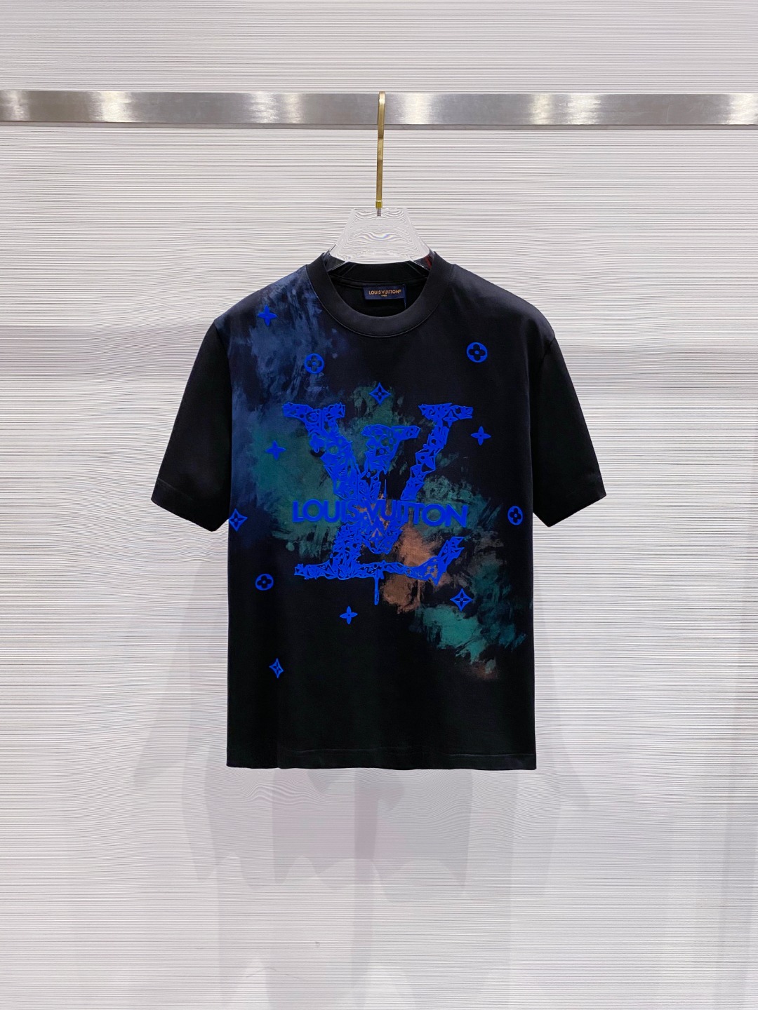 NO:415400,LV 2025 summer new men and women's short-sleeved T-shirt,!  Customized exclusive pure cotton fabric, customized original craft threads, and chest heavy-work letter logo craft design!  Simple and generous, calm and versatile, extremely high-end, perfectly integrated with fashion and style, a top fashionable style that perfectly suits the outside wear!  The overall feeling is natural!  The ultimate classic versatile short-sleeved T-shirt is designed with the latest three-dimensional letter logo pattern elements!  The ultimate perfection of heavy industry!  Fans who pursue high quality are please buy them by themselves, and all fans who know the goods are invited to appreciate this model together!  !  Size S-2XL S S S Shoulder Width 46 Bust 102 Clothes 66 Sleeve length 22 M Sleeve width 47 Bust 106 Clothes 67 Sleeve length 23 L Sleeve width 48 Bust 110 Clothes 68 Sleeve length 24 XL Sleeve width 49 Bust 114 Clothes 69 Sleeve length 25 2XL Sleeve width 50 Bust 116 Clothes 70 Sleeve length 26,,louis vuitton,T-shirt,tees,t-shirt,alexander wang19860909LV 2025夏装新款男女同款短袖T恤,！定制专属纯棉面料,定制原版工艺螺纹,胸前重工字母logo工艺设计！简约大方,从容百搭,档次极高,完美融入时尚还有风情感一款完美符合外穿的顶尖时髦气质款！整体给人浑然天成的感觉！极致经典的百搭型短袖T恤,采用最新的立体字母logo图案元素设计！极致的重工极致的完美！追求高品质的粉丝们请自行抢购,诚邀所有识货的粉丝一同鉴赏此款！！ 尺码S-2XL S码肩宽46 胸围102 衣长66 袖长22 M码肩宽47 胸围106 衣长67 袖长23 L码肩宽48 胸围110 衣长68 袖长24 XL码肩宽49 胸围114 衣长69 袖长25 2XL码肩宽50 胸围116 衣长70 袖长26,,louis vuitton,T-shirt,tees，t-shirt,alexander wang,Men's clothing