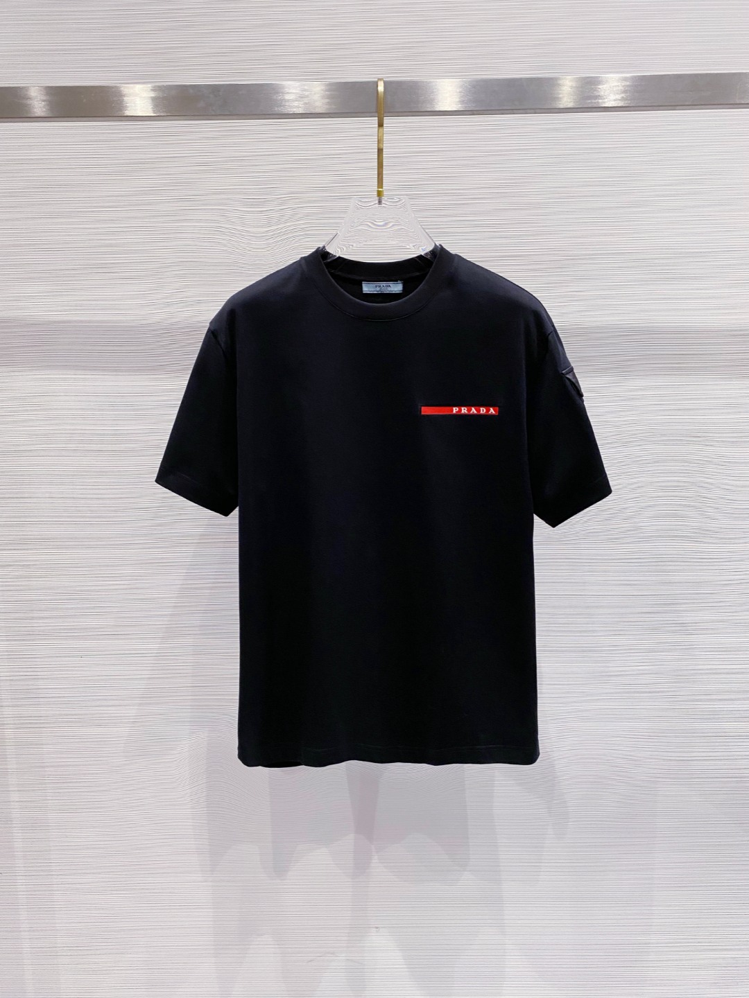 NO:415408,Prada 2025 summer clothing new short-sleeved T-shirt for men and women,!  Customized exclusive pure cotton fabric, customized original craft threads, and chest heavy-work letter logo craft design!  Simple and generous, calm and versatile, extremely high-end, perfectly integrated with fashion and style, a top fashionable style that perfectly suits the outside wear!  The overall feeling is natural!  The ultimate classic versatile short-sleeved T-shirt is designed with the latest three-dimensional letter logo pattern elements!  The ultimate perfection of heavy industry!  Fans who pursue high quality are please buy them by themselves, and all fans who know the goods are invited to appreciate this model together!  !  Size S-2XL S S S Shoulder Width 46 Bust 102 Clothes 66 Sleeve length 22 M Sleeve width 47 Bust 106 Clothes 67 Sleeve length 23 L Sleeve width 48 Bust 110 Clothes 68 Sleeve length 24 XL Sleeve width 49 Bust 114 Clothes 69 Sleeve length 25 2XL Sleeve width 50 Bust 116 Clothes 70 Sleeve length 26,,prada,T-shirt,tees,t-shirt,alexander wang19860909普拉达 2025夏装新款男女同款短袖T恤,！定制专属纯棉面料,定制原版工艺螺纹,胸前重工字母logo工艺设计！简约大方,从容百搭,档次极高,完美融入时尚还有风情感一款完美符合外穿的顶尖时髦气质款！整体给人浑然天成的感觉！极致经典的百搭型短袖T恤,采用最新的立体字母logo图案元素设计！极致的重工极致的完美！追求高品质的粉丝们请自行抢购,诚邀所有识货的粉丝一同鉴赏此款！！ 尺码S-2XL S码肩宽46 胸围102 衣长66 袖长22 M码肩宽47 胸围106 衣长67 袖长23 L码肩宽48 胸围110 衣长68 袖长24 XL码肩宽49 胸围114 衣长69 袖长25 2XL码肩宽50 胸围116 衣长70 袖长26,,prada,T-shirt,tees，t-shirt,alexander wang,Men's clothing