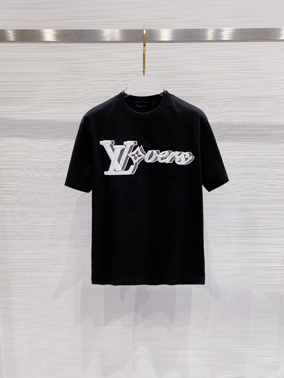 NO:479013,LV 2025 summer new men and women's short-sleeved T-shirt,!  Customized exclusive pure cotton fabric, customized original craft threads, and chest heavy-work letter logo craft design!  Simple and generous, calm and versatile, extremely high-end, perfectly integrated with fashion and style, a top fashionable style that perfectly suits the outside wear!  The overall feeling is natural!  The ultimate classic versatile short-sleeved T-shirt is designed with the latest three-dimensional letter logo pattern elements!  The ultimate perfection of heavy industry!  Fans who pursue high quality are please buy them by themselves, and all fans who know the goods are invited to appreciate this model together!  !  Size S-2XL S S S Shoulder Width 46 Bust 102 Clothes 66 Sleeve length 22 M Sleeve width 47 Bust 106 Clothes 67 Sleeve length 23 L Sleeve width 48 Bust 110 Clothes 68 Sleeve length 24 XL Sleeve width 49 Bust 114 Clothes 69 Sleeve length 25 2XL Sleeve width 50 Bust 116 Clothes 70 Sleeve length 26,,louis vuitton,T-shirt,tees,t-shirt,alexander wang19860909LV 2025夏装新款男女同款短袖T恤,！定制专属纯棉面料,定制原版工艺螺纹,胸前重工字母logo工艺设计！简约大方,从容百搭,档次极高,完美融入时尚还有风情感一款完美符合外穿的顶尖时髦气质款！整体给人浑然天成的感觉！极致经典的百搭型短袖T恤,采用最新的立体字母logo图案元素设计！极致的重工极致的完美！追求高品质的粉丝们请自行抢购,诚邀所有识货的粉丝一同鉴赏此款！！ 尺码S-2XL S码肩宽46 胸围102 衣长66 袖长22 M码肩宽47 胸围106 衣长67 袖长23 L码肩宽48 胸围110 衣长68 袖长24 XL码肩宽49 胸围114 衣长69 袖长25 2XL码肩宽50 胸围116 衣长70 袖长26,,louis vuitton,T-shirt,tees，t-shirt,alexander wang,Men's clothing