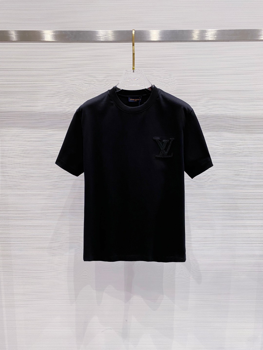 NO:415417,LV 2025 summer new men and women's short-sleeved T-shirt,!  Customized exclusive pure cotton fabric, customized original craft threads, and chest heavy-work letter logo craft design!  Simple and generous, calm and versatile, extremely high-end, perfectly integrated with fashion and style, a top fashionable style that perfectly suits the outside wear!  The overall feeling is natural!  The ultimate classic versatile short-sleeved T-shirt is designed with the latest three-dimensional letter logo pattern elements!  The ultimate perfection of heavy industry!  Fans who pursue high quality are please buy them by themselves, and all fans who know the goods are invited to appreciate this model together!  !  Size S-2XL S S S Shoulder Width 46 Bust 102 Clothes 66 Sleeve length 22 M Sleeve width 47 Bust 106 Clothes 67 Sleeve length 23 L Sleeve width 48 Bust 110 Clothes 68 Sleeve length 24 XL Sleeve width 49 Bust 114 Clothes 69 Sleeve length 25 2XL Sleeve width 50 Bust 116 Clothes 70 Sleeve length 26,,louis vuitton,T-shirt,tees,t-shirt,alexander wang19860909LV 2025夏装新款男女同款短袖T恤,！定制专属纯棉面料,定制原版工艺螺纹,胸前重工字母logo工艺设计！简约大方,从容百搭,档次极高,完美融入时尚还有风情感一款完美符合外穿的顶尖时髦气质款！整体给人浑然天成的感觉！极致经典的百搭型短袖T恤,采用最新的立体字母logo图案元素设计！极致的重工极致的完美！追求高品质的粉丝们请自行抢购,诚邀所有识货的粉丝一同鉴赏此款！！ 尺码S-2XL S码肩宽46 胸围102 衣长66 袖长22 M码肩宽47 胸围106 衣长67 袖长23 L码肩宽48 胸围110 衣长68 袖长24 XL码肩宽49 胸围114 衣长69 袖长25 2XL码肩宽50 胸围116 衣长70 袖长26,,louis vuitton,T-shirt,tees，t-shirt,alexander wang,Men's clothing