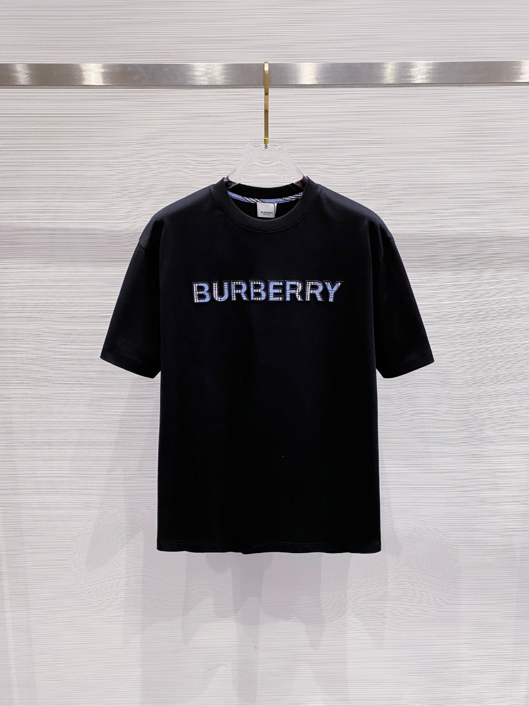 NO:415423,Burberry 2025 summer clothing new short-sleeved T-shirt for men and women,!  Customized exclusive pure cotton fabric, customized original craft threads, and chest heavy-work letter logo craft design!  Simple and generous, calm and versatile, extremely high-end, perfectly integrated with fashion and style, a top fashionable style that perfectly suits the outside wear!  The overall feeling is natural!  The ultimate classic versatile short-sleeved T-shirt is designed with the latest three-dimensional letter logo pattern elements!  The ultimate perfection of heavy industry!  Fans who pursue high quality are please buy them by themselves, and all fans who know the goods are invited to appreciate this model together!  !  Size S-2XL S S S Shoulder Width 46 Bust 102 Clothes 66 Sleeve length 22 M Sleeve width 47 Bust 106 Clothes 67 Sleeve length 23 L Sleeve width 48 Bust 110 Clothes 68 Sleeve length 24 XL Sleeve width 49 Bust 114 Clothes 69 Sleeve length 25 2XL Sleeve width 50 Bust 116 Clothes 70 Sleeve length 26,,burberry,T-shirt,tees,t-shirt,alexander wang19860909巴宝莉 2025夏装新款男女同款短袖T恤,！定制专属纯棉面料,定制原版工艺螺纹,胸前重工字母logo工艺设计！简约大方,从容百搭,档次极高,完美融入时尚还有风情感一款完美符合外穿的顶尖时髦气质款！整体给人浑然天成的感觉！极致经典的百搭型短袖T恤,采用最新的立体字母logo图案元素设计！极致的重工极致的完美！追求高品质的粉丝们请自行抢购,诚邀所有识货的粉丝一同鉴赏此款！！ 尺码S-2XL S码肩宽46 胸围102 衣长66 袖长22 M码肩宽47 胸围106 衣长67 袖长23 L码肩宽48 胸围110 衣长68 袖长24 XL码肩宽49 胸围114 衣长69 袖长25 2XL码肩宽50 胸围116 衣长70 袖长26,,burberry,T-shirt,tees，t-shirt,alexander wang,Men's clothing