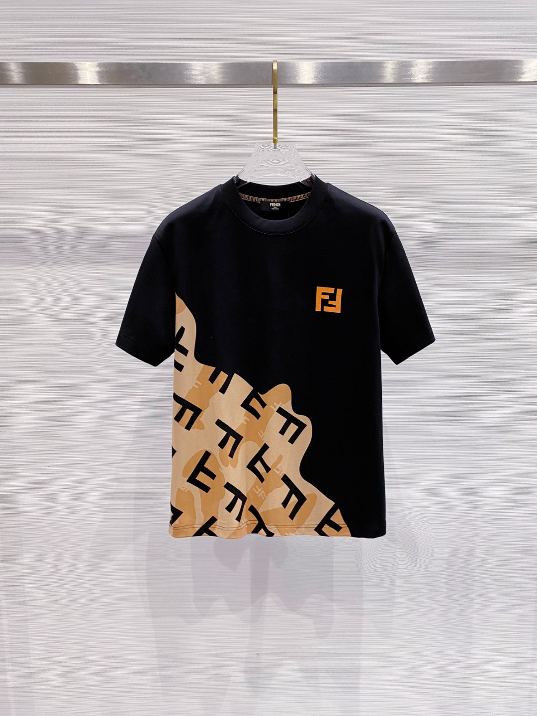 NO:415430,Fendi 2025 summer clothing new short-sleeved T-shirt for men and women,!  Customized exclusive pure cotton fabric, customized original craft threads, and chest heavy-work letter logo craft design!  Simple and generous, calm and versatile, extremely high-end, perfectly integrated with fashion and style, a top fashionable style that perfectly suits the outside wear!  The overall feeling is natural!  The ultimate classic versatile short-sleeved T-shirt is designed with the latest three-dimensional letter logo pattern elements!  The ultimate perfection of heavy industry!  Fans who pursue high quality are please buy them by themselves, and all fans who know the goods are invited to appreciate this model together!  !  Size S-2XL S S S Shoulder Width 46 Bust 102 Clothes 66 Sleeve length 22 M Sleeve width 47 Bust 106 Clothes 67 Sleeve length 23 L Sleeve width 48 Bust 110 Clothes 68 Sleeve length 24 XL Sleeve width 49 Bust 114 Clothes 69 Sleeve length 25 2XL Sleeve width 50 Bust 116 Clothes 70 Sleeve length 26,,fendi,T-shirt,tees,t-shirt,alexander wang19860909芬迪 2025夏装新款男女同款短袖T恤,！定制专属纯棉面料,定制原版工艺螺纹,胸前重工字母logo工艺设计！简约大方,从容百搭,档次极高,完美融入时尚还有风情感一款完美符合外穿的顶尖时髦气质款！整体给人浑然天成的感觉！极致经典的百搭型短袖T恤,采用最新的立体字母logo图案元素设计！极致的重工极致的完美！追求高品质的粉丝们请自行抢购,诚邀所有识货的粉丝一同鉴赏此款！！ 尺码S-2XL S码肩宽46 胸围102 衣长66 袖长22 M码肩宽47 胸围106 衣长67 袖长23 L码肩宽48 胸围110 衣长68 袖长24 XL码肩宽49 胸围114 衣长69 袖长25 2XL码肩宽50 胸围116 衣长70 袖长26,,fendi,T-shirt,tees，t-shirt,alexander wang,Men's clothing
