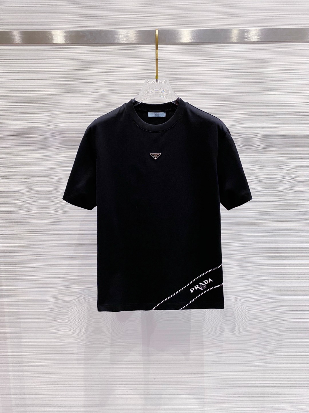 NO:415443,Prada 2025 summer clothing new short-sleeved T-shirt for men and women,!  Customized exclusive pure cotton fabric, customized original craft threads, and chest heavy-work letter logo craft design!  Simple and generous, calm and versatile, extremely high-end, perfectly integrated with fashion and style, a top fashionable style that perfectly suits the outside wear!  The overall feeling is natural!  The ultimate classic versatile short-sleeved T-shirt is designed with the latest three-dimensional letter logo pattern elements!  The ultimate perfection of heavy industry!  Fans who pursue high quality are please buy them by themselves, and all fans who know the goods are invited to appreciate this model together!  !  Size S-2XL S S S Shoulder Width 46 Bust 102 Clothes 66 Sleeve length 22 M Sleeve width 47 Bust 106 Clothes 67 Sleeve length 23 L Sleeve width 48 Bust 110 Clothes 68 Sleeve length 24 XL Sleeve width 49 Bust 114 Clothes 69 Sleeve length 25 2XL Sleeve width 50 Bust 116 Clothes 70 Sleeve length 26,,prada,T-shirt,tees,t-shirt,alexander wang19860909普拉达 2025夏装新款男女同款短袖T恤,！定制专属纯棉面料,定制原版工艺螺纹,胸前重工字母logo工艺设计！简约大方,从容百搭,档次极高,完美融入时尚还有风情感一款完美符合外穿的顶尖时髦气质款！整体给人浑然天成的感觉！极致经典的百搭型短袖T恤,采用最新的立体字母logo图案元素设计！极致的重工极致的完美！追求高品质的粉丝们请自行抢购,诚邀所有识货的粉丝一同鉴赏此款！！ 尺码S-2XL S码肩宽46 胸围102 衣长66 袖长22 M码肩宽47 胸围106 衣长67 袖长23 L码肩宽48 胸围110 衣长68 袖长24 XL码肩宽49 胸围114 衣长69 袖长25 2XL码肩宽50 胸围116 衣长70 袖长26,,prada,T-shirt,tees，t-shirt,alexander wang,Men's clothing