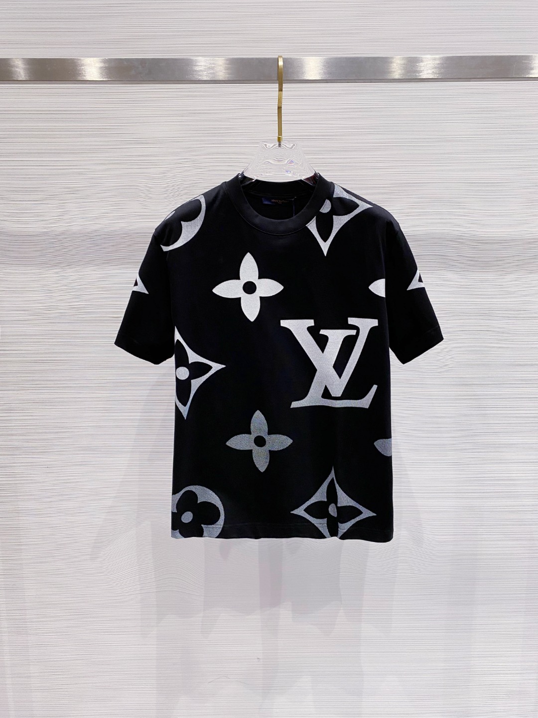 NO:415450,LV 2025 summer new men and women's short-sleeved T-shirt,!  Customized exclusive pure cotton fabric, customized original craft threads, and chest heavy-work letter logo craft design!  Simple and generous, calm and versatile, extremely high-end, perfectly integrated with fashion and style, a top fashionable style that perfectly suits the outside wear!  The overall feeling is natural!  The ultimate classic versatile short-sleeved T-shirt is designed with the latest three-dimensional letter logo pattern elements!  The ultimate perfection of heavy industry!  Fans who pursue high quality are please buy them by themselves, and all fans who know the goods are invited to appreciate this model together!  !  Size S-2XL S S S Shoulder Width 46 Bust 102 Clothes 66 Sleeve length 22 M Sleeve width 47 Bust 106 Clothes 67 Sleeve length 23 L Sleeve width 48 Bust 110 Clothes 68 Sleeve length 24 XL Sleeve width 49 Bust 114 Clothes 69 Sleeve length 25 2XL Sleeve width 50 Bust 116 Clothes 70 Sleeve length 26,,louis vuitton,T-shirt,tees,t-shirt,alexander wang19860909LV 2025夏装新款男女同款短袖T恤,！定制专属纯棉面料,定制原版工艺螺纹,胸前重工字母logo工艺设计！简约大方,从容百搭,档次极高,完美融入时尚还有风情感一款完美符合外穿的顶尖时髦气质款！整体给人浑然天成的感觉！极致经典的百搭型短袖T恤,采用最新的立体字母logo图案元素设计！极致的重工极致的完美！追求高品质的粉丝们请自行抢购,诚邀所有识货的粉丝一同鉴赏此款！！ 尺码S-2XL S码肩宽46 胸围102 衣长66 袖长22 M码肩宽47 胸围106 衣长67 袖长23 L码肩宽48 胸围110 衣长68 袖长24 XL码肩宽49 胸围114 衣长69 袖长25 2XL码肩宽50 胸围116 衣长70 袖长26,,louis vuitton,T-shirt,tees，t-shirt,alexander wang,Men's clothing