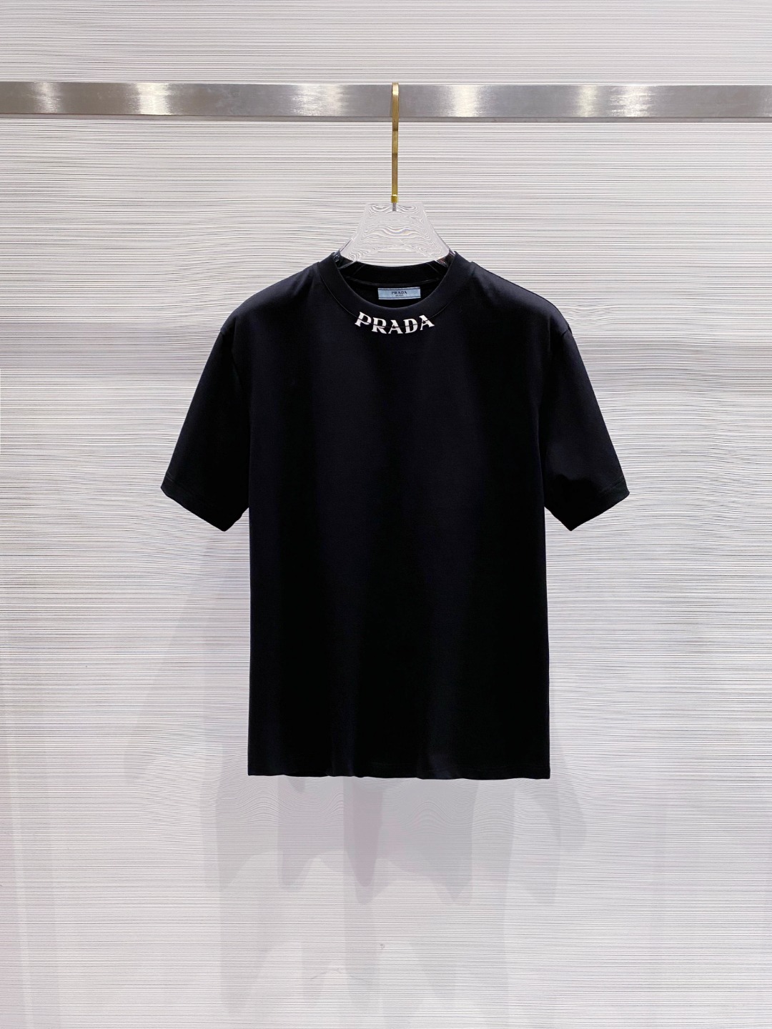 NO:415456,Prada 2025 summer clothing new short-sleeved T-shirt for men and women,!  Customized exclusive pure cotton fabric, customized original craft threads, and chest heavy-work letter logo craft design!  Simple and generous, calm and versatile, extremely high-end, perfectly integrated with fashion and style, a top fashionable style that perfectly suits the outside wear!  The overall feeling is natural!  The ultimate classic versatile short-sleeved T-shirt is designed with the latest three-dimensional letter logo pattern elements!  The ultimate perfection of heavy industry!  Fans who pursue high quality are please buy them by themselves, and all fans who know the goods are invited to appreciate this model together!  !  Size S-2XL S S S Shoulder Width 46 Bust 102 Clothes 66 Sleeve length 22 M Sleeve width 47 Bust 106 Clothes 67 Sleeve length 23 L Sleeve width 48 Bust 110 Clothes 68 Sleeve length 24 XL Sleeve width 49 Bust 114 Clothes 69 Sleeve length 25 2XL Sleeve width 50 Bust 116 Clothes 70 Sleeve length 26,,prada,T-shirt,tees,t-shirt,alexander wang19860909普拉达 2025夏装新款男女同款短袖T恤,！定制专属纯棉面料,定制原版工艺螺纹,胸前重工字母logo工艺设计！简约大方,从容百搭,档次极高,完美融入时尚还有风情感一款完美符合外穿的顶尖时髦气质款！整体给人浑然天成的感觉！极致经典的百搭型短袖T恤,采用最新的立体字母logo图案元素设计！极致的重工极致的完美！追求高品质的粉丝们请自行抢购,诚邀所有识货的粉丝一同鉴赏此款！！ 尺码S-2XL S码肩宽46 胸围102 衣长66 袖长22 M码肩宽47 胸围106 衣长67 袖长23 L码肩宽48 胸围110 衣长68 袖长24 XL码肩宽49 胸围114 衣长69 袖长25 2XL码肩宽50 胸围116 衣长70 袖长26,,prada,T-shirt,tees，t-shirt,alexander wang,Men's clothing