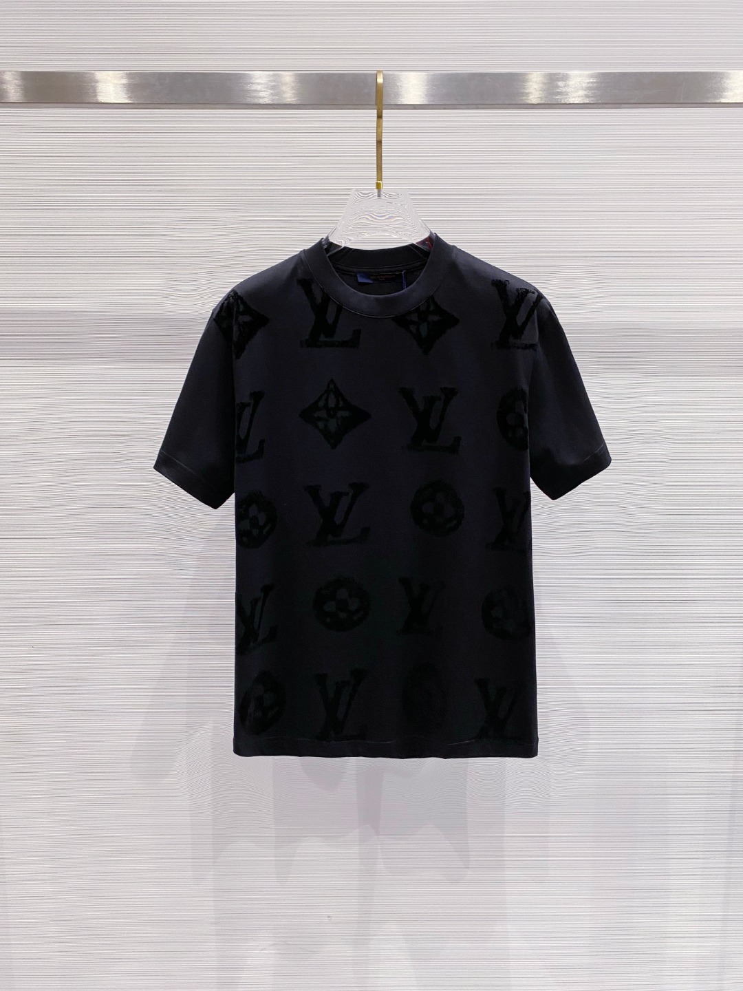 NO:479025,LV 2025 summer new men and women's short-sleeved T-shirt,!  Customized exclusive pure cotton fabric, customized original craft threads, and chest heavy-work letter logo craft design!  Simple and generous, calm and versatile, extremely high-end, perfectly integrated with fashion and style, a top fashionable style that perfectly suits the outside wear!  The overall feeling is natural!  The ultimate classic versatile short-sleeved T-shirt is designed with the latest three-dimensional letter logo pattern elements!  The ultimate perfection of heavy industry!  Fans who pursue high quality are please buy them by themselves, and all fans who know the goods are invited to appreciate this model together!  !  Size S-2XL S S S Shoulder Width 46 Bust 102 Clothes 66 Sleeve length 22 M Sleeve width 47 Bust 106 Clothes 67 Sleeve length 23 L Sleeve width 48 Bust 110 Clothes 68 Sleeve length 24 XL Sleeve width 49 Bust 114 Clothes 69 Sleeve length 25 2XL Sleeve width 50 Bust 116 Clothes 70 Sleeve length 26,,louis vuitton,T-shirt,tees,t-shirt,alexander wang19860909LV 2025夏装新款男女同款短袖T恤,！定制专属纯棉面料,定制原版工艺螺纹,胸前重工字母logo工艺设计！简约大方,从容百搭,档次极高,完美融入时尚还有风情感一款完美符合外穿的顶尖时髦气质款！整体给人浑然天成的感觉！极致经典的百搭型短袖T恤,采用最新的立体字母logo图案元素设计！极致的重工极致的完美！追求高品质的粉丝们请自行抢购,诚邀所有识货的粉丝一同鉴赏此款！！ 尺码S-2XL S码肩宽46 胸围102 衣长66 袖长22 M码肩宽47 胸围106 衣长67 袖长23 L码肩宽48 胸围110 衣长68 袖长24 XL码肩宽49 胸围114 衣长69 袖长25 2XL码肩宽50 胸围116 衣长70 袖长26,,louis vuitton,T-shirt,tees，t-shirt,alexander wang,Men's clothing