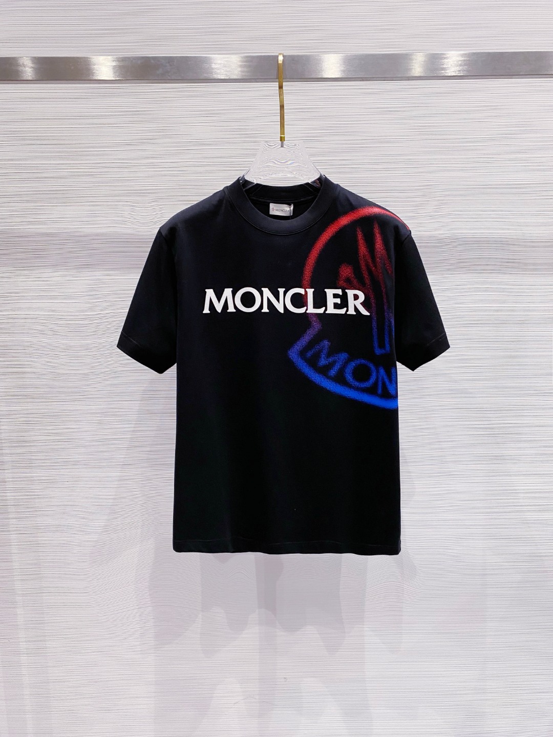 NO:415470,The 2025 summer clothes new short-sleeved T-shirt for men and women,!  Customized exclusive pure cotton fabric, customized original craft threads, and chest heavy-work letter logo craft design!  Simple and generous, calm and versatile, extremely high-end, perfectly integrated with fashion and style, a top fashionable style that perfectly suits the outside wear!  The overall feeling is natural!  The ultimate classic versatile short-sleeved T-shirt is designed with the latest three-dimensional letter logo pattern elements!  The ultimate perfection of heavy industry!  Fans who pursue high quality are please buy them by themselves, and all fans who know the goods are invited to appreciate this model together!  !  Size S-2XL S S S Shoulder Width 46 Bust 102 Clothes 66 Sleeve length 22 M Sleeve width 47 Bust 106 Clothes 67 Sleeve length 23 L Sleeve width 48 Bust 110 Clothes 68 Sleeve length 24 XL Sleeve width 49 Bust 114 Clothes 69 Sleeve length 25 2XL Sleeve width 50 Bust 116 Clothes 70 Sleeve length 26, Moncler, T-shirt,tees, t-shirt,alexander wang19860909蒙口 2025夏装新款男女同款短袖T恤,！定制专属纯棉面料,定制原版工艺螺纹,胸前重工字母logo工艺设计！简约大方,从容百搭,档次极高,完美融入时尚还有风情感一款完美符合外穿的顶尖时髦气质款！整体给人浑然天成的感觉！极致经典的百搭型短袖T恤,采用最新的立体字母logo图案元素设计！极致的重工极致的完美！追求高品质的粉丝们请自行抢购,诚邀所有识货的粉丝一同鉴赏此款！！ 尺码S-2XL S码肩宽46 胸围102 衣长66 袖长22 M码肩宽47 胸围106 衣长67 袖长23 L码肩宽48 胸围110 衣长68 袖长24 XL码肩宽49 胸围114 衣长69 袖长25 2XL码肩宽50 胸围116 衣长70 袖长26,,Moncler,T-shirt,tees，t-shirt,alexander wang,Men's clothing