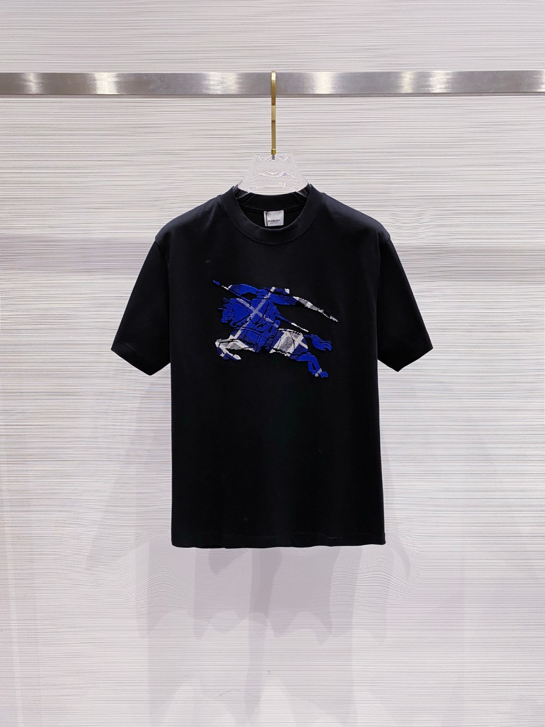 NO:415420,Burberry 2025 summer clothing new short-sleeved T-shirt for men and women,!  Customized exclusive pure cotton fabric, customized original craft threads, and chest heavy-work letter logo craft design!  Simple and generous, calm and versatile, extremely high-end, perfectly integrated with fashion and style, a top fashionable style that perfectly suits the outside wear!  The overall feeling is natural!  The ultimate classic versatile short-sleeved T-shirt is designed with the latest three-dimensional letter logo pattern elements!  The ultimate perfection of heavy industry!  Fans who pursue high quality are please buy them by themselves, and all fans who know the goods are invited to appreciate this model together!  !  Size S-2XL S S S Shoulder Width 46 Bust 102 Clothes 66 Sleeve length 22 M Sleeve width 47 Bust 106 Clothes 67 Sleeve length 23 L Sleeve width 48 Bust 110 Clothes 68 Sleeve length 24 XL Sleeve width 49 Bust 114 Clothes 69 Sleeve length 25 2XL Sleeve width 50 Bust 116 Clothes 70 Sleeve length 26,,burberry,T-shirt,tees,t-shirt,alexander wang19860909巴宝莉 2025夏装新款男女同款短袖T恤,！定制专属纯棉面料,定制原版工艺螺纹,胸前重工字母logo工艺设计！简约大方,从容百搭,档次极高,完美融入时尚还有风情感一款完美符合外穿的顶尖时髦气质款！整体给人浑然天成的感觉！极致经典的百搭型短袖T恤,采用最新的立体字母logo图案元素设计！极致的重工极致的完美！追求高品质的粉丝们请自行抢购,诚邀所有识货的粉丝一同鉴赏此款！！ 尺码S-2XL S码肩宽46 胸围102 衣长66 袖长22 M码肩宽47 胸围106 衣长67 袖长23 L码肩宽48 胸围110 衣长68 袖长24 XL码肩宽49 胸围114 衣长69 袖长25 2XL码肩宽50 胸围116 衣长70 袖长26,,burberry,T-shirt,tees，t-shirt,alexander wang,Men's clothing