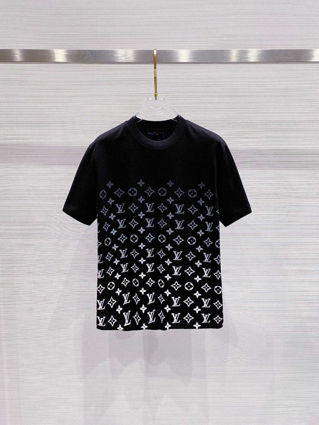 NO:415426,LV 2025 summer new men and women's short-sleeved T-shirt,!  Customized exclusive pure cotton fabric, customized original craft threads, and chest heavy-work letter logo craft design!  Simple and generous, calm and versatile, extremely high-end, perfectly integrated with fashion and style, a top fashionable style that perfectly suits the outside wear!  The overall feeling is natural!  The ultimate classic versatile short-sleeved T-shirt is designed with the latest three-dimensional letter logo pattern elements!  The ultimate perfection of heavy industry!  Fans who pursue high quality are please buy them by themselves, and all fans who know the goods are invited to appreciate this model together!  !  Size S-2XL S S S Shoulder Width 46 Bust 102 Clothes 66 Sleeve length 22 M Sleeve width 47 Bust 106 Clothes 67 Sleeve length 23 L Sleeve width 48 Bust 110 Clothes 68 Sleeve length 24 XL Sleeve width 49 Bust 114 Clothes 69 Sleeve length 25 2XL Sleeve width 50 Bust 116 Clothes 70 Sleeve length 26,,louis vuitton,T-shirt,tees,t-shirt,alexander wang19860909LV 2025夏装新款男女同款短袖T恤,！定制专属纯棉面料,定制原版工艺螺纹,胸前重工字母logo工艺设计！简约大方,从容百搭,档次极高,完美融入时尚还有风情感一款完美符合外穿的顶尖时髦气质款！整体给人浑然天成的感觉！极致经典的百搭型短袖T恤,采用最新的立体字母logo图案元素设计！极致的重工极致的完美！追求高品质的粉丝们请自行抢购,诚邀所有识货的粉丝一同鉴赏此款！！ 尺码S-2XL S码肩宽46 胸围102 衣长66 袖长22 M码肩宽47 胸围106 衣长67 袖长23 L码肩宽48 胸围110 衣长68 袖长24 XL码肩宽49 胸围114 衣长69 袖长25 2XL码肩宽50 胸围116 衣长70 袖长26,,louis vuitton,T-shirt,tees，t-shirt,alexander wang,Men's clothing