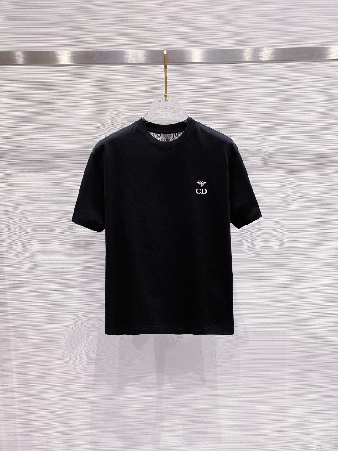 NO:415433,Dior 2025 summer clothing new short-sleeved T-shirt for men and women,!  Customized exclusive pure cotton fabric, customized original craft threads, and chest heavy-work letter logo craft design!  Simple and generous, calm and versatile, extremely high-end, perfectly integrated with fashion and style, a top fashionable style that perfectly suits the outside wear!  The overall feeling is natural!  The ultimate classic versatile short-sleeved T-shirt is designed with the latest three-dimensional letter logo pattern elements!  The ultimate perfection of heavy industry!  Fans who pursue high quality are please buy them by themselves, and all fans who know the goods are invited to appreciate this model together!  !  Size S-2XL S S S Shoulder Width 46 Bust 102 Clothes 66 Sleeve length 22 M Sleeve width 47 Bust 106 Clothes 67 Sleeve length 23 L Sleeve width 48 Bust 110 Clothes 68 Sleeve length 24 XL Sleeve width 49 Bust 114 Clothes 69 Sleeve length 25 2XL Sleeve width 50 Bust 116 Clothes 70 Sleeve length 26,,dior,T-shirt,tees,t-shirt,alexander wang19860909迪奥 2025夏装新款男女同款短袖T恤,！定制专属纯棉面料,定制原版工艺螺纹,胸前重工字母logo工艺设计！简约大方,从容百搭,档次极高,完美融入时尚还有风情感一款完美符合外穿的顶尖时髦气质款！整体给人浑然天成的感觉！极致经典的百搭型短袖T恤,采用最新的立体字母logo图案元素设计！极致的重工极致的完美！追求高品质的粉丝们请自行抢购,诚邀所有识货的粉丝一同鉴赏此款！！ 尺码S-2XL S码肩宽46 胸围102 衣长66 袖长22 M码肩宽47 胸围106 衣长67 袖长23 L码肩宽48 胸围110 衣长68 袖长24 XL码肩宽49 胸围114 衣长69 袖长25 2XL码肩宽50 胸围116 衣长70 袖长26,,dior,T-shirt,tees，t-shirt,alexander wang,Men's clothing