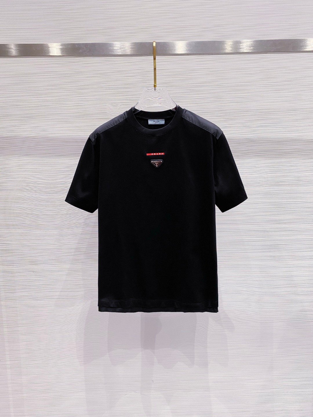 NO:415446,Prada 2025 summer clothing new short-sleeved T-shirt for men and women,!  Customized exclusive pure cotton fabric, customized original craft threads, and chest heavy-work letter logo craft design!  Simple and generous, calm and versatile, extremely high-end, perfectly integrated with fashion and style, a top fashionable style that perfectly suits the outside wear!  The overall feeling is natural!  The ultimate classic versatile short-sleeved T-shirt is designed with the latest three-dimensional letter logo pattern elements!  The ultimate perfection of heavy industry!  Fans who pursue high quality are please buy them by themselves, and all fans who know the goods are invited to appreciate this model together!  !  Size S-2XL S S S Shoulder Width 46 Bust 102 Clothes 66 Sleeve length 22 M Sleeve width 47 Bust 106 Clothes 67 Sleeve length 23 L Sleeve width 48 Bust 110 Clothes 68 Sleeve length 24 XL Sleeve width 49 Bust 114 Clothes 69 Sleeve length 25 2XL Sleeve width 50 Bust 116 Clothes 70 Sleeve length 26,,prada,T-shirt,tees,t-shirt,alexander wang19860909普拉达 2025夏装新款男女同款短袖T恤,！定制专属纯棉面料,定制原版工艺螺纹,胸前重工字母logo工艺设计！简约大方,从容百搭,档次极高,完美融入时尚还有风情感一款完美符合外穿的顶尖时髦气质款！整体给人浑然天成的感觉！极致经典的百搭型短袖T恤,采用最新的立体字母logo图案元素设计！极致的重工极致的完美！追求高品质的粉丝们请自行抢购,诚邀所有识货的粉丝一同鉴赏此款！！ 尺码S-2XL S码肩宽46 胸围102 衣长66 袖长22 M码肩宽47 胸围106 衣长67 袖长23 L码肩宽48 胸围110 衣长68 袖长24 XL码肩宽49 胸围114 衣长69 袖长25 2XL码肩宽50 胸围116 衣长70 袖长26,,prada,T-shirt,tees，t-shirt,alexander wang,Men's clothing