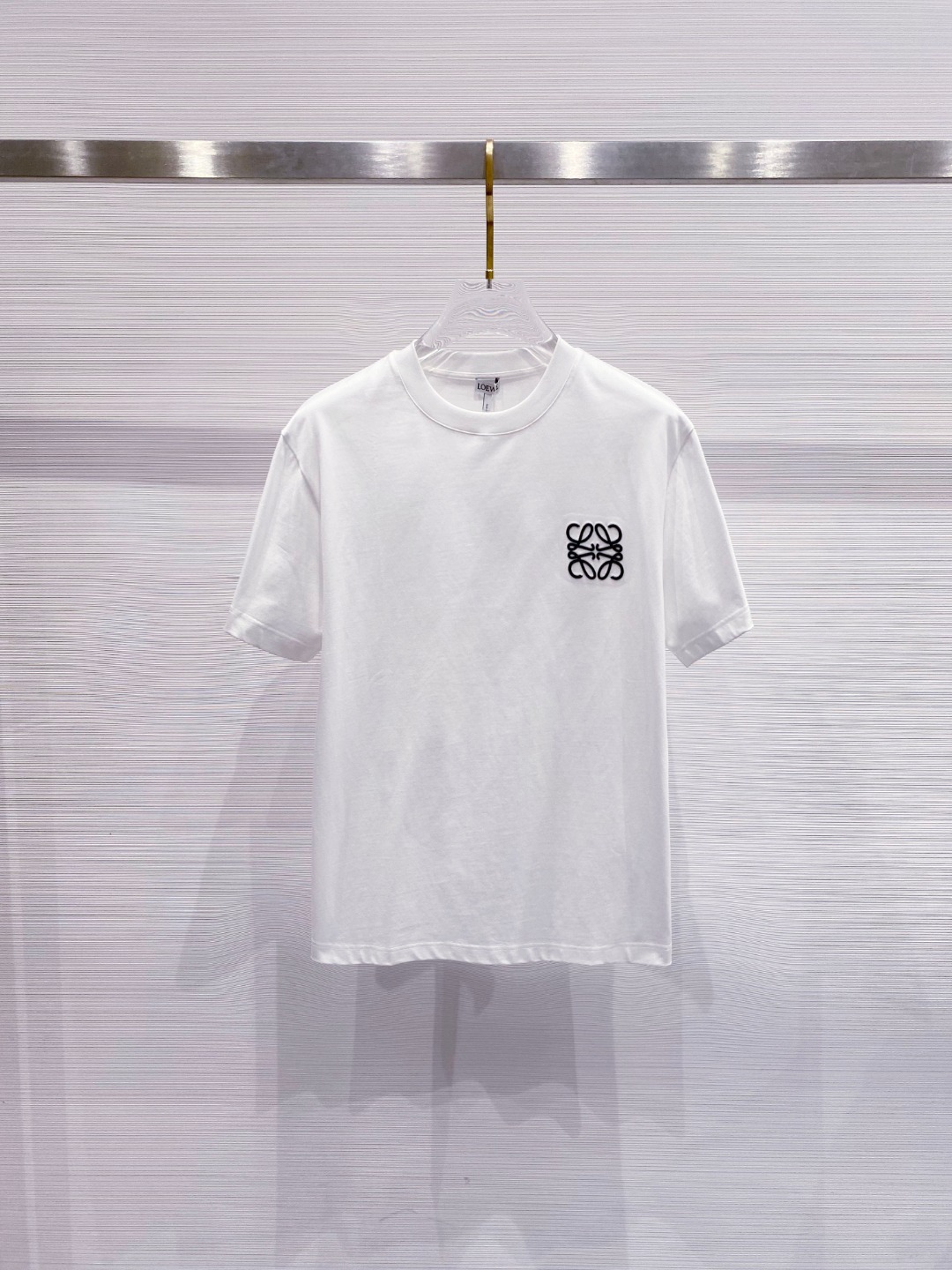 NO:415453,Luo Yiwei 2025 summer clothing new short-sleeved T-shirt for men and women,!  Customized exclusive pure cotton fabric, customized original craft threads, and chest heavy-work letter logo craft design!  Simple and generous, calm and versatile, extremely high-end, perfectly integrated with fashion and style, a top fashionable style that perfectly suits the outside wear!  The overall feeling is natural!  The ultimate classic versatile short-sleeved T-shirt is designed with the latest three-dimensional letter logo pattern elements!  The ultimate perfection of heavy industry!  Fans who pursue high quality are please buy them by themselves, and all fans who know the goods are invited to appreciate this model together!  !  Size S-2XL S S S Shoulder Width 46 Bust 102 Clothes 66 Sleeve length 22 M Sleeve width 47 Bust 106 Clothes 67 Sleeve length 23 L Sleeve width 48 Bust 110 Clothes 68 Sleeve length 24 XL Sleeve width 49 Bust 114 Clothes 69 Sleeve length 25 2XL Sleeve width 50 Bust 116 Clothes 70 Sleeve length 26,,loewe,T-shirt,tees,t-shirt,alexander wang19860909罗意威 2025夏装新款男女同款短袖T恤,！定制专属纯棉面料,定制原版工艺螺纹,胸前重工字母logo工艺设计！简约大方,从容百搭,档次极高,完美融入时尚还有风情感一款完美符合外穿的顶尖时髦气质款！整体给人浑然天成的感觉！极致经典的百搭型短袖T恤,采用最新的立体字母logo图案元素设计！极致的重工极致的完美！追求高品质的粉丝们请自行抢购,诚邀所有识货的粉丝一同鉴赏此款！！ 尺码S-2XL S码肩宽46 胸围102 衣长66 袖长22 M码肩宽47 胸围106 衣长67 袖长23 L码肩宽48 胸围110 衣长68 袖长24 XL码肩宽49 胸围114 衣长69 袖长25 2XL码肩宽50 胸围116 衣长70 袖长26,,loewe,T-shirt,tees，t-shirt,alexander wang,Men's clothing