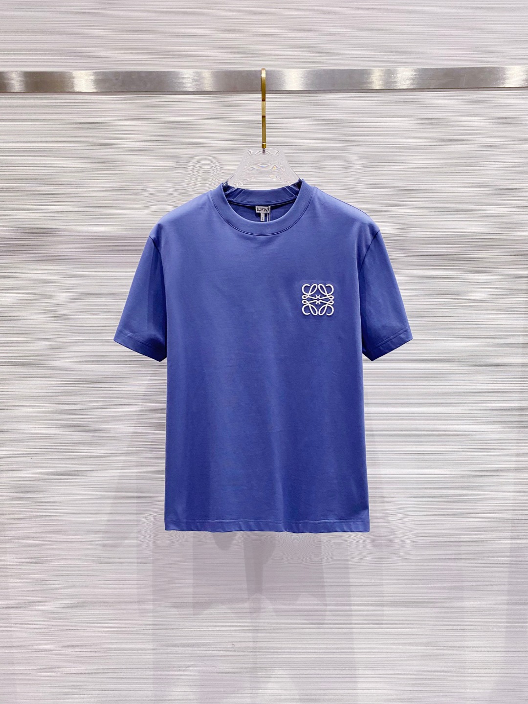 NO:412045,Luo Yiwei 2025 summer clothing new short-sleeved T-shirt for men and women,!  Customized exclusive pure cotton fabric, customized original craft threads, and chest heavy-work letter logo craft design!  Simple and generous, calm and versatile, extremely high-end, perfectly integrated with fashion and style, a top fashionable style that perfectly suits the outside wear!  The overall feeling is natural!  The ultimate classic versatile short-sleeved T-shirt is designed with the latest three-dimensional letter logo pattern elements!  The ultimate perfection of heavy industry!  Fans who pursue high quality are please buy them by themselves, and all fans who know the goods are invited to appreciate this model together!  !  Size S-2XL S S S Shoulder Width 46 Bust 102 Clothes 66 Sleeve length 22 M Sleeve width 47 Bust 106 Clothes 67 Sleeve length 23 L Sleeve width 48 Bust 110 Clothes 68 Sleeve length 24 XL Sleeve width 49 Bust 114 Clothes 69 Sleeve length 25 2XL Sleeve width 50 Bust 116 Clothes 70 Sleeve length 26,,loewe,T-shirt,tees,t-shirt,alexander wang19860909罗意威 2025夏装新款男女同款短袖T恤,！定制专属纯棉面料,定制原版工艺螺纹,胸前重工字母logo工艺设计！简约大方,从容百搭,档次极高,完美融入时尚还有风情感一款完美符合外穿的顶尖时髦气质款！整体给人浑然天成的感觉！极致经典的百搭型短袖T恤,采用最新的立体字母logo图案元素设计！极致的重工极致的完美！追求高品质的粉丝们请自行抢购,诚邀所有识货的粉丝一同鉴赏此款！！ 尺码S-2XL S码肩宽46 胸围102 衣长66 袖长22 M码肩宽47 胸围106 衣长67 袖长23 L码肩宽48 胸围110 衣长68 袖长24 XL码肩宽49 胸围114 衣长69 袖长25 2XL码肩宽50 胸围116 衣长70 袖长26,,loewe,T-shirt,tees，t-shirt,alexander wang,Men's clothing