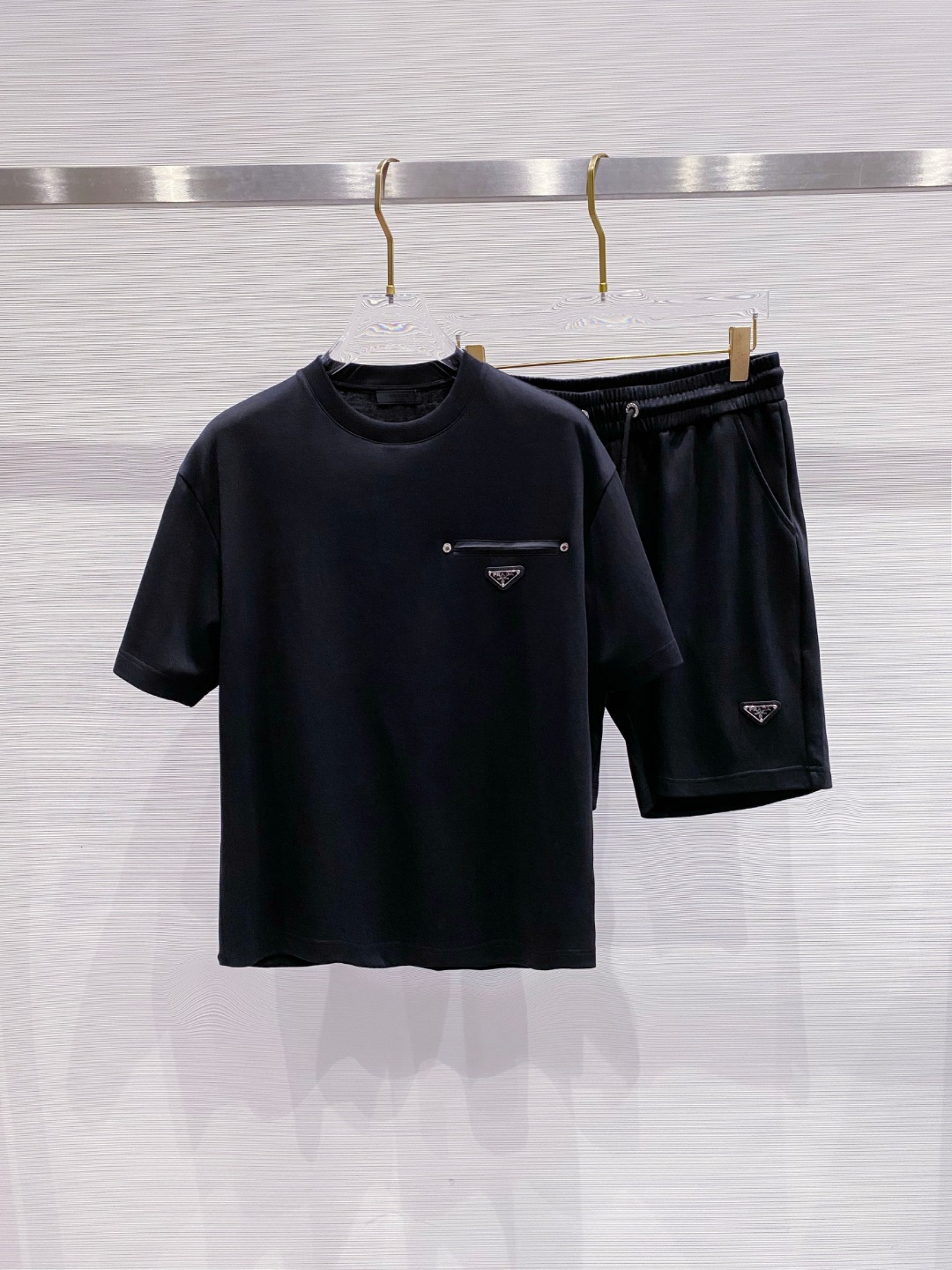 NO:412052,Prada 2025 spring and summer latest model, men and women, classic design short-sleeved T-shirt shorts suit, customized pure cotton fabric, soft touch, comfortable to wear, fine workmanship. The upper body effect is invincible and handsome, size M-3XL, prada, shorts, T-shirt, tees, t-shirt, alexander wang19860909普拉达 2025春夏最新款,男女同款,经典设计短袖T恤短裤套装,定制纯棉面料,手感柔软,穿着舒适,做工精细.上身效果无敌帅气,码数M-3XL,,prada,shorts,T-shirt,tees，t-shirt,alexander wang,Men's clothing