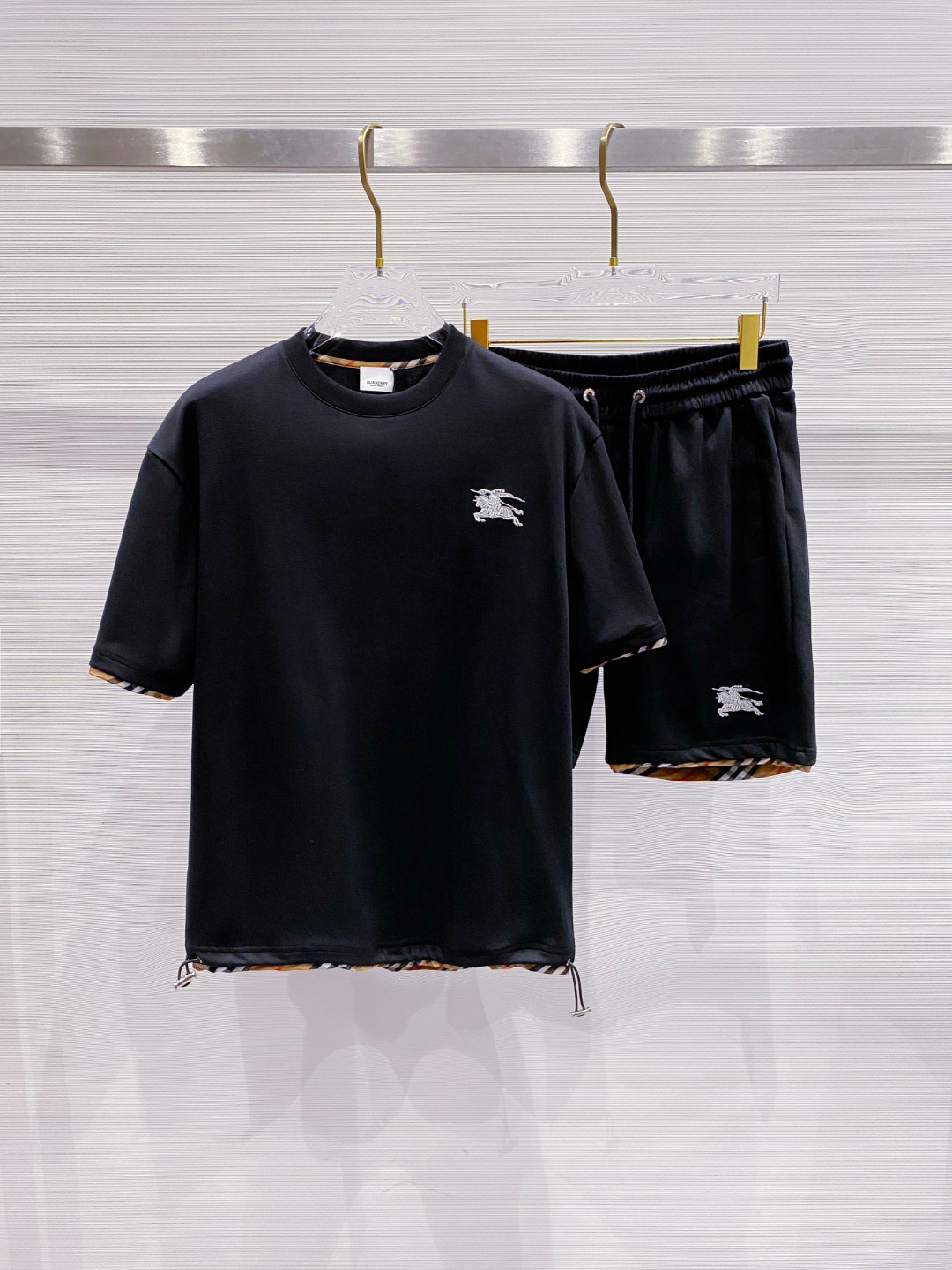 NO:412060,Burberry's latest spring and summer 2025 model, same style for men and women, classic design short-sleeved T-shirt shorts suit, customized pure cotton fabric, soft touch, comfortable to wear, fine workmanship. The upper body effect is invincible and handsome, size M-3XL, burberry, shorts, T-shirt, tees, t-shirt, alexander wang19860909巴宝莉 2025春夏最新款,男女同款,经典设计短袖T恤短裤套装,定制纯棉面料,手感柔软,穿着舒适,做工精细.上身效果无敌帅气,码数M-3XL,,burberry,shorts,T-shirt,tees，t-shirt,alexander wang,Men's clothing