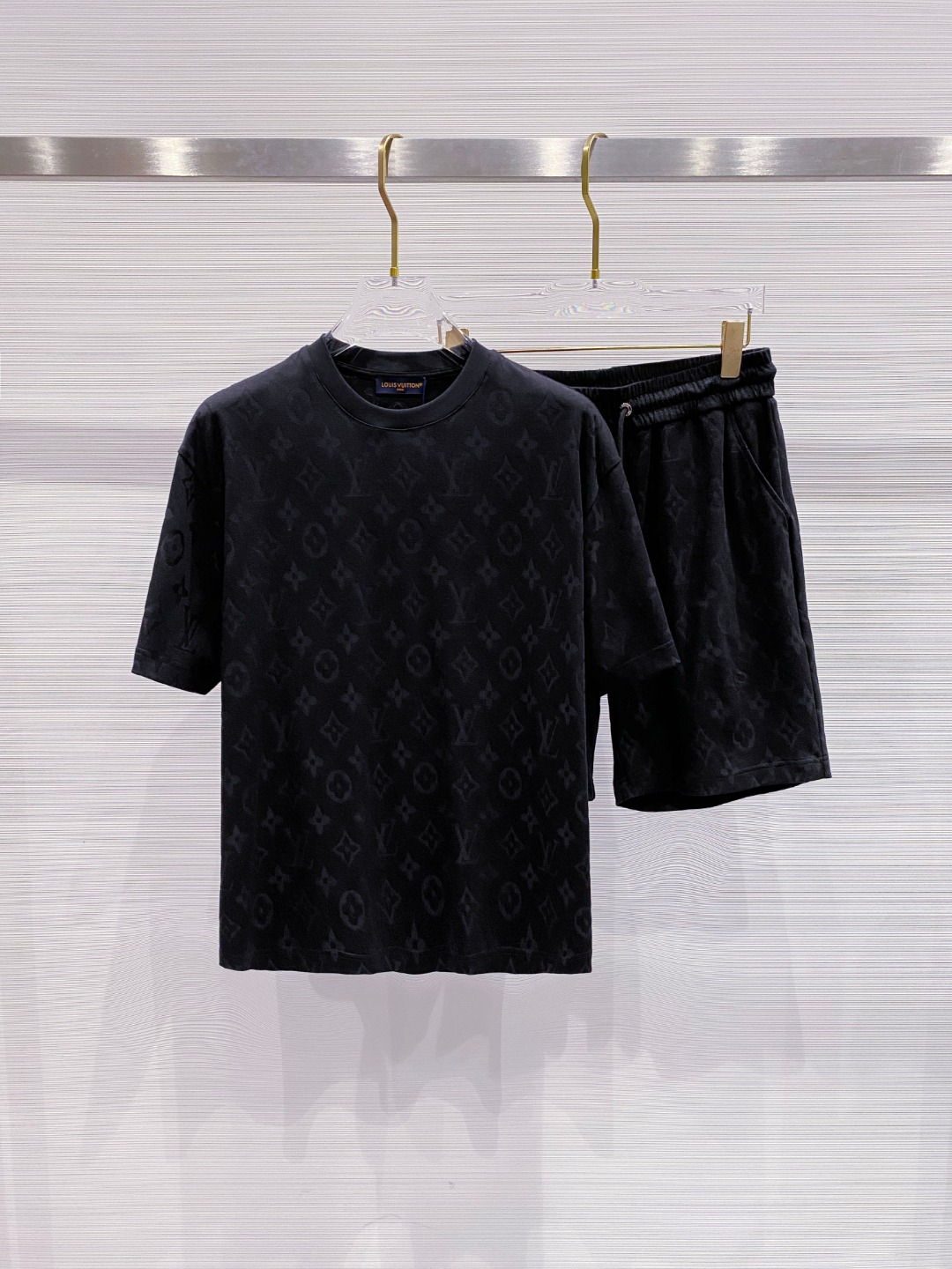 NO:412070,/Set LV 25/ss Spring and Summer New Cotton Set Perfect Jacquard Logo Top Hardware + Top Fabric Customization (One Set Not Disassembled) Standard Style Black White Two Colors Men and Women Same Model Number M L XL XXL XXXL,,louis vuitton,alexander wang19860909/套 LV 25/ss春夏新款棉质套装 完美提花标识 顶级五金+顶级面料定制（一套不拆） 标准版型 黑 白 两色 男女同款 码数M L XL XXL XXXL,,louis vuitton,alexander wang,Men's clothing