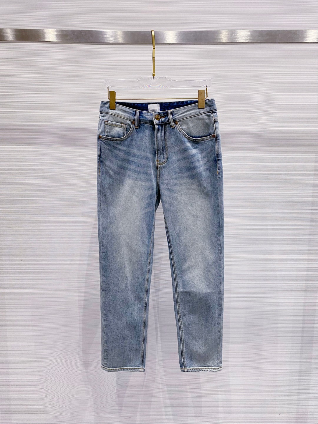 NO:412061,Burberry's new spring and summer 2025 men's casual jeans, top quality!  Channel orders are sold simultaneously on the official website!  !  Original customized denim cotton material!  Suitable for casual/formal outfits ~ the best for daily commuting!  !  Size 29-38 (no 3537), Burberry, jeans, alexander wang19860909巴宝莉 2025春夏新款男士休闲牛仔裤,顶级品质！渠道订单,官网同步出售！！原厂订制牛仔全棉材质！适合休闲/正装各种搭配～日常通勤的极品！！尺码29-38（没3537）,,burberry,jeans,alexander wang,Men's clothing