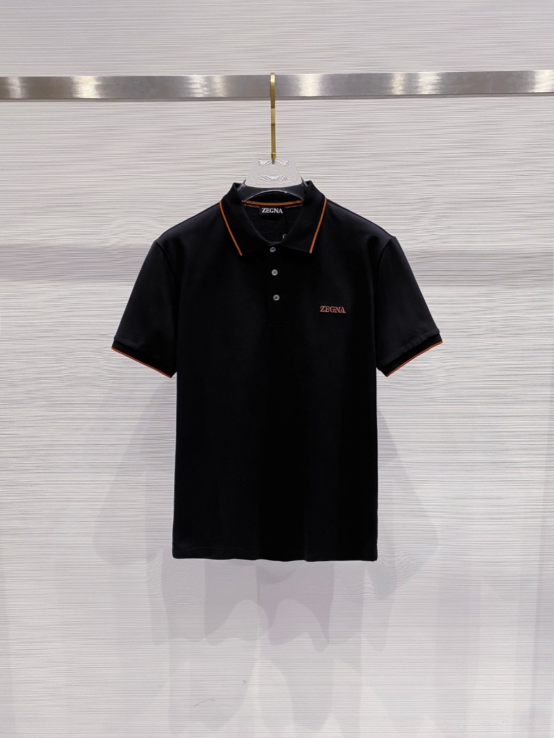 NO:425967,Zenia 2025ss summer new logo men's lapel Polo shirt!  Classic business men's style, high-end men's style at the ceiling level of business men's style!  Simple, fashionable and elegant, single-wearing inner wear is decent, quality control/detail control takes away, low-key, luxurious and connotative!  Customer-supplied fixed mesh flooring cotton cloth is carefully made, the surface of the fabric is evenly arranged and neatly arranged, with excellent breathability and heat dissipation and sweat resistance, and the comfort level of the upper body is completely better than that of ordinary single-sided sweat cloth tissue!  The classic brand LOGO logo on the chest is created with top-level craftsmanship. The LOGO has three-dimensional, clear and full texture, and is an extraordinary product in the classic field whether it is inner wear or single wear!  The exquisite cutting process, the processing of every detail is very standard and delicate, and it is comparable to that of ordinary LOW products on the market. Men must enter the basic versatile Polo shirts!  Size M-3XL Data reference M: bust 104cm-shoulder width 45cm-length 69cm-sleeve length 21cm L: bust 108cm-shoulder width 46cm-length 70cm-sleeve length 22cm XL: bust 112cm-shoulder width 47cm-length 71cm-sleeve length 23cm XXL: bust 116cm-shoulder width 48cm-sleeve length 72cm-sleeve length 24cm 3XL: bust 120cm-shoulder width 49cm-sleeve length 73cm-sleeve length 24cm, zegna, alexander wang19860909杰尼亚 2025ss夏季新款 logo男士翻领Polo衫！经典商务男款,高端男装的天花板级别的商务男款！简约时尚大气不失优雅,单穿内搭体面过人,品质控/细节控的闭眼带走,低调又奢华有内涵！ 客供定织网眼珠地棉布精心制成,面料表面排列均匀整齐的网眼纹理,透气性和散热排汗性极佳,上身舒适程度完全优于普通单面汗布组织！胸前经典的品牌LOGO标识,采用顶级工艺打造,LOGO立体清晰饱满,质感非凡的特质,无论是内搭还是单穿都是一款经典领域的产品！精妙绝伦的裁剪工艺,每一个细节处理的非常标准细腻,非市面一般LOW货可以媲美的,男士必入基础百搭款Polo衫推荐！ 尺码M-3XL 数据参考 M码:胸围104cm-肩宽45cm-衣长69cm-袖长21cm L码:胸围108cm-肩宽46cm-衣长70cm-袖长22cm XL码:胸围112cm-肩宽47cm-衣长71cm-袖长23cm XXL码:胸围116cm-肩宽48cm-衣长72cm-袖长24cm 3XL码:胸围120cm-肩宽49cm-衣长73cm-袖长24cm,,zegna,alexander wang,Men's clothing