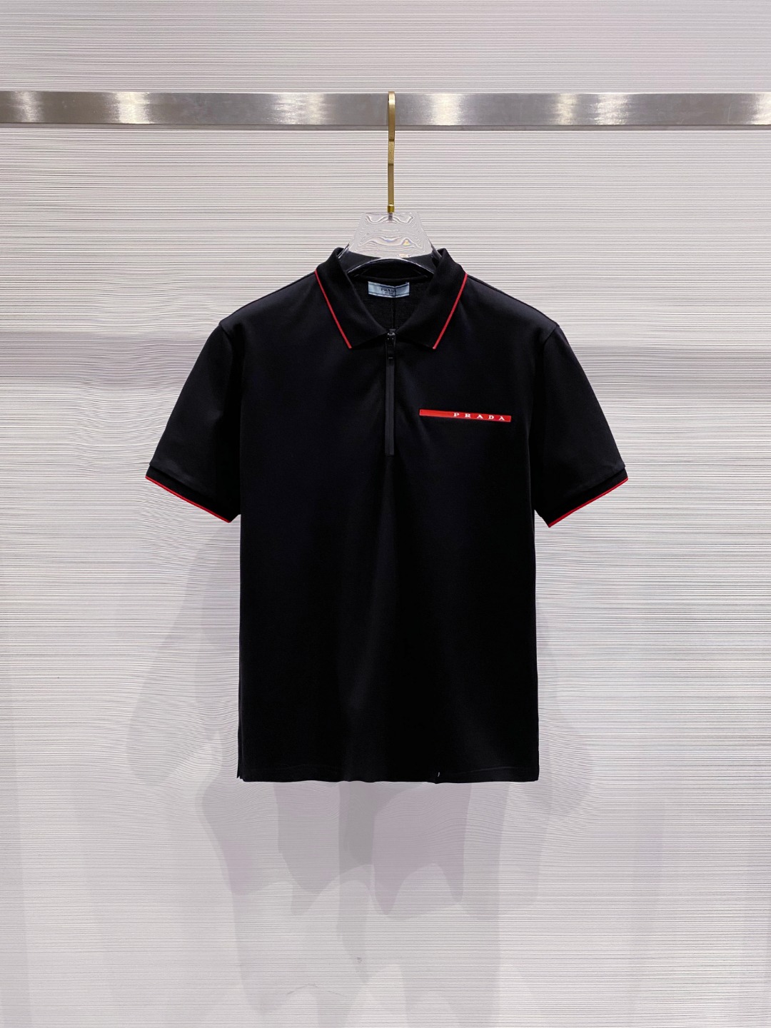 NO:425970,Prada 2025ss summer new logo men's lapel Polo shirt!  Classic business men's style, high-end men's style at the ceiling level of business men's style!  Simple, fashionable and elegant, single-wearing inner wear is decent, quality control/detail control takes away, low-key, luxurious and connotative!  Customer-supplied fixed mesh flooring cotton cloth is carefully made, the surface of the fabric is evenly arranged and neatly arranged, with excellent breathability and heat dissipation and sweat resistance, and the comfort level of the upper body is completely better than that of ordinary single-sided sweat cloth tissue!  The classic brand LOGO logo on the chest is created with top-level craftsmanship. The LOGO has three-dimensional, clear and full texture, and is an extraordinary product in the classic field whether it is inner wear or single wear!  The exquisite cutting process, the processing of every detail is very standard and delicate, and it is comparable to that of ordinary LOW products on the market. Men must enter the basic versatile Polo shirts!  Size M-3XL Data reference M: bust 104cm-shoulder width 45cm-length 69cm-sleeve length 21cm L: bust 108cm-shoulder width 46cm-length 70cm-sleeve length 22cm XL: bust 112cm-shoulder width 47cm-length 71cm-sleeve length 23cm XXL: bust 116cm-shoulder width 48cm-sleeve length 72cm-sleeve length 24cm 3XL: bust 120cm-shoulder width 49cm-sleeve length 73cm-sleeve length 24cm, prada, alexander wang19860909普拉达 2025ss夏季新款 logo男士翻领Polo衫！经典商务男款,高端男装的天花板级别的商务男款！简约时尚大气不失优雅,单穿内搭体面过人,品质控/细节控的闭眼带走,低调又奢华有内涵！ 客供定织网眼珠地棉布精心制成,面料表面排列均匀整齐的网眼纹理,透气性和散热排汗性极佳,上身舒适程度完全优于普通单面汗布组织！胸前经典的品牌LOGO标识,采用顶级工艺打造,LOGO立体清晰饱满,质感非凡的特质,无论是内搭还是单穿都是一款经典领域的产品！精妙绝伦的裁剪工艺,每一个细节处理的非常标准细腻,非市面一般LOW货可以媲美的,男士必入基础百搭款Polo衫推荐！ 尺码M-3XL 数据参考 M码:胸围104cm-肩宽45cm-衣长69cm-袖长21cm L码:胸围108cm-肩宽46cm-衣长70cm-袖长22cm XL码:胸围112cm-肩宽47cm-衣长71cm-袖长23cm XXL码:胸围116cm-肩宽48cm-衣长72cm-袖长24cm 3XL码:胸围120cm-肩宽49cm-衣长73cm-袖长24cm,,prada,alexander wang,Men's clothing