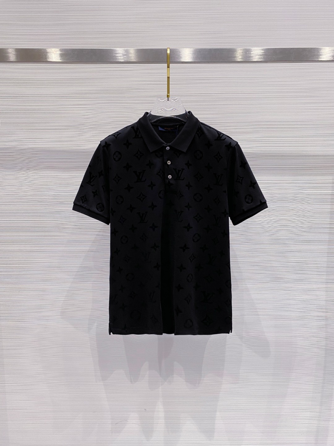 NO:425933,LV 2025ss summer new logo men's lapel Polo shirt!  Classic business men's style, high-end men's style at the ceiling level of business men's style!  Simple, fashionable and elegant, single-wearing inner wear is decent, quality control/detail control takes away, low-key, luxurious and connotative!  Customer-supplied fixed mesh flooring cotton cloth is carefully made, the surface of the fabric is evenly arranged and neatly arranged, with excellent breathability and heat dissipation and sweat resistance, and the comfort level of the upper body is completely better than that of ordinary single-sided sweat cloth tissue!  The classic brand LOGO logo on the chest is created with top-level craftsmanship. The LOGO has three-dimensional, clear and full texture, and is an extraordinary product in the classic field whether it is inner wear or single wear!  The exquisite cutting process, the processing of every detail is very standard and delicate, and it is comparable to that of ordinary LOW products on the market. Men must enter the basic versatile Polo shirts!  Size M-3XL Data reference M: bust 104cm-shoulder width 45cm-coat length 69cm-sleeve length 21cm L: bust 108cm-shoulder width 46cm-coat length 70cm-sleeve length 22cm XL: bust 112cm-shoulder width 47cm-coat length 71cm-sleeve length 23cm XXL: bust 116cm-shoulder width 48cm-coat length 72cm-sleeve length 24cm 3XL: bust 120cm-shoulder width 49cm-sleeve length 73cm-sleeve length 24cm, louis vuitton,alexander wang19860909LV 2025ss夏季新款 logo男士翻领Polo衫！经典商务男款,高端男装的天花板级别的商务男款！简约时尚大气不失优雅,单穿内搭体面过人,品质控/细节控的闭眼带走,低调又奢华有内涵！ 客供定织网眼珠地棉布精心制成,面料表面排列均匀整齐的网眼纹理,透气性和散热排汗性极佳,上身舒适程度完全优于普通单面汗布组织！胸前经典的品牌LOGO标识,采用顶级工艺打造,LOGO立体清晰饱满,质感非凡的特质,无论是内搭还是单穿都是一款经典领域的产品！精妙绝伦的裁剪工艺,每一个细节处理的非常标准细腻,非市面一般LOW货可以媲美的,男士必入基础百搭款Polo衫推荐！ 尺码M-3XL 数据参考 M码:胸围104cm-肩宽45cm-衣长69cm-袖长21cm L码:胸围108cm-肩宽46cm-衣长70cm-袖长22cm XL码:胸围112cm-肩宽47cm-衣长71cm-袖长23cm XXL码:胸围116cm-肩宽48cm-衣长72cm-袖长24cm 3XL码:胸围120cm-肩宽49cm-衣长73cm-袖长24cm,,louis vuitton,alexander wang,Men's clothing