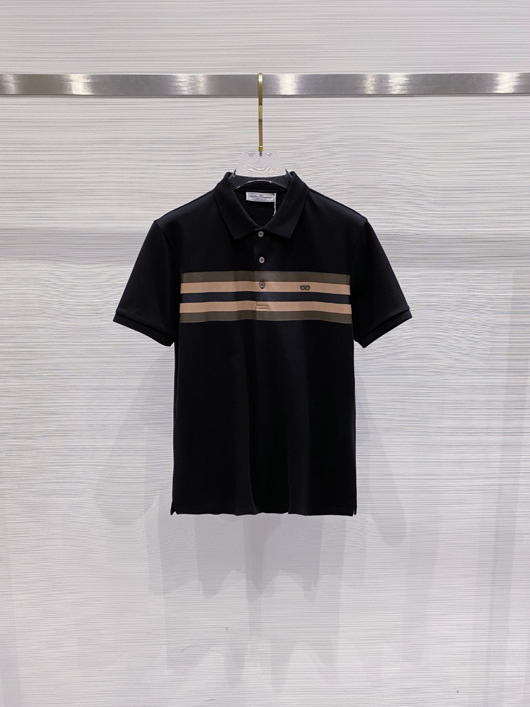 NO:425939,Ferragamo 2025ss summer new logo men's lapel Polo shirt!  Classic business men's style, high-end men's style at the ceiling level of business men's style!  Simple, fashionable and elegant, single-wearing inner wear is decent, quality control/detail control takes away, low-key, luxurious and connotative!  Customer-supplied fixed mesh flooring cotton cloth is carefully made, the surface of the fabric is evenly arranged and neatly arranged, with excellent breathability and heat dissipation and sweat resistance, and the comfort level of the upper body is completely better than that of ordinary single-sided sweat cloth tissue!  The classic brand LOGO logo on the chest is created with top-level craftsmanship. The LOGO has three-dimensional, clear and full texture, and is an extraordinary product in the classic field whether it is inner wear or single wear!  The exquisite cutting process, the processing of every detail is very standard and delicate, and it is comparable to that of ordinary LOW products on the market. Men must enter the basic versatile Polo shirts!  Size M-3XL Data reference M: bust 104cm-shoulder width 45cm-length 69cm-sleeve length 21cm L: bust 108cm-shoulder width 46cm-length 70cm-sleeve length 22cm XL: bust 112cm-shoulder width 47cm-length 71cm-sleeve length 23cm XXL: bust 116cm-shoulder width 48cm-sleeve length 72cm-sleeve length 24cm 3XL: bust 120cm-shoulder width 49cm-sleeve length 73cm-sleeve length 24cm, ferragamo, alexander wang19860909菲拉格慕 2025ss夏季新款 logo男士翻领Polo衫！经典商务男款,高端男装的天花板级别的商务男款！简约时尚大气不失优雅,单穿内搭体面过人,品质控/细节控的闭眼带走,低调又奢华有内涵！ 客供定织网眼珠地棉布精心制成,面料表面排列均匀整齐的网眼纹理,透气性和散热排汗性极佳,上身舒适程度完全优于普通单面汗布组织！胸前经典的品牌LOGO标识,采用顶级工艺打造,LOGO立体清晰饱满,质感非凡的特质,无论是内搭还是单穿都是一款经典领域的产品！精妙绝伦的裁剪工艺,每一个细节处理的非常标准细腻,非市面一般LOW货可以媲美的,男士必入基础百搭款Polo衫推荐！ 尺码M-3XL 数据参考 M码:胸围104cm-肩宽45cm-衣长69cm-袖长21cm L码:胸围108cm-肩宽46cm-衣长70cm-袖长22cm XL码:胸围112cm-肩宽47cm-衣长71cm-袖长23cm XXL码:胸围116cm-肩宽48cm-衣长72cm-袖长24cm 3XL码:胸围120cm-肩宽49cm-衣长73cm-袖长24cm,,ferragamo,alexander wang,Men's clothing