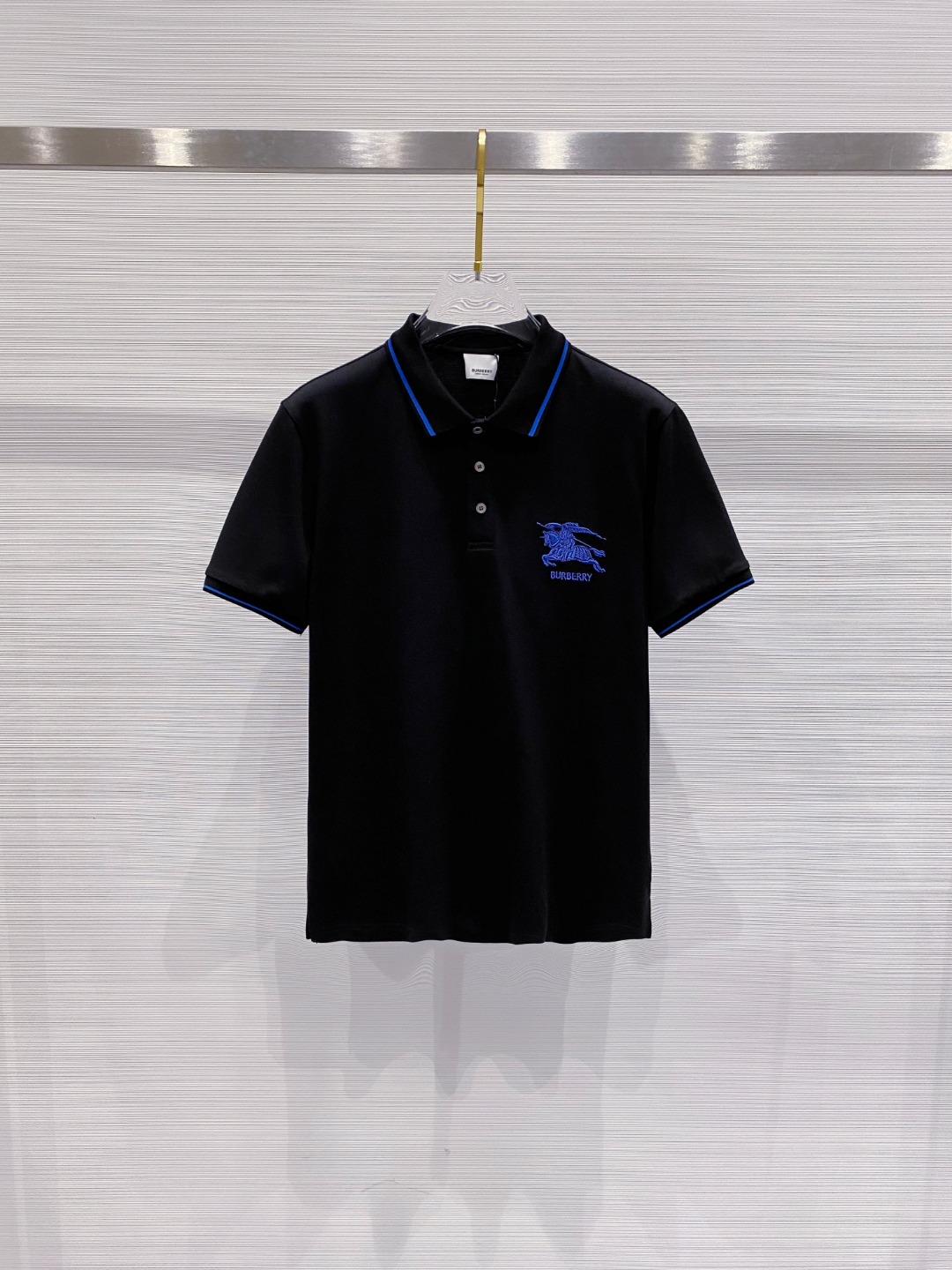 NO:425944,Burberry 2025ss summer new logo men's lapel Polo shirt!  Classic business men's style, high-end men's style at the ceiling level of business men's style!  Simple, fashionable and elegant, single-wearing inner wear is decent, quality control/detail control takes away, low-key, luxurious and connotative!  Customer-supplied fixed mesh flooring cotton cloth is carefully made, the surface of the fabric is evenly arranged and neatly arranged, with excellent breathability and heat dissipation and sweat resistance, and the comfort level of the upper body is completely better than that of ordinary single-sided sweat cloth tissue!  The classic brand LOGO logo on the chest is created with top-level craftsmanship. The LOGO has three-dimensional, clear and full texture, and is an extraordinary product in the classic field whether it is inner wear or single wear!  The exquisite cutting process, the processing of every detail is very standard and delicate, and it is comparable to that of ordinary LOW products on the market. Men must enter the basic versatile Polo shirts!  Size M-3XL Data reference M: bust 104cm-shoulder width 45cm-length 69cm-sleeve length 21cm L: bust 108cm-shoulder width 46cm-length 70cm-sleeve length 22cm XL: bust 112cm-shoulder width 47cm-length 71cm-sleeve length 23cm XXL: bust 116cm-shoulder width 48cm-sleeve length 72cm-sleeve length 24cm 3XL: bust 120cm-shoulder width 49cm-sleeve length 73cm-sleeve length 24cm, burberry, alexander wang19860909巴宝莉 2025ss夏季新款 logo男士翻领Polo衫！经典商务男款,高端男装的天花板级别的商务男款！简约时尚大气不失优雅,单穿内搭体面过人,品质控/细节控的闭眼带走,低调又奢华有内涵！ 客供定织网眼珠地棉布精心制成,面料表面排列均匀整齐的网眼纹理,透气性和散热排汗性极佳,上身舒适程度完全优于普通单面汗布组织！胸前经典的品牌LOGO标识,采用顶级工艺打造,LOGO立体清晰饱满,质感非凡的特质,无论是内搭还是单穿都是一款经典领域的产品！精妙绝伦的裁剪工艺,每一个细节处理的非常标准细腻,非市面一般LOW货可以媲美的,男士必入基础百搭款Polo衫推荐！ 尺码M-3XL 数据参考 M码:胸围104cm-肩宽45cm-衣长69cm-袖长21cm L码:胸围108cm-肩宽46cm-衣长70cm-袖长22cm XL码:胸围112cm-肩宽47cm-衣长71cm-袖长23cm XXL码:胸围116cm-肩宽48cm-衣长72cm-袖长24cm 3XL码:胸围120cm-肩宽49cm-衣长73cm-袖长24cm,,burberry,alexander wang,Men's clothing