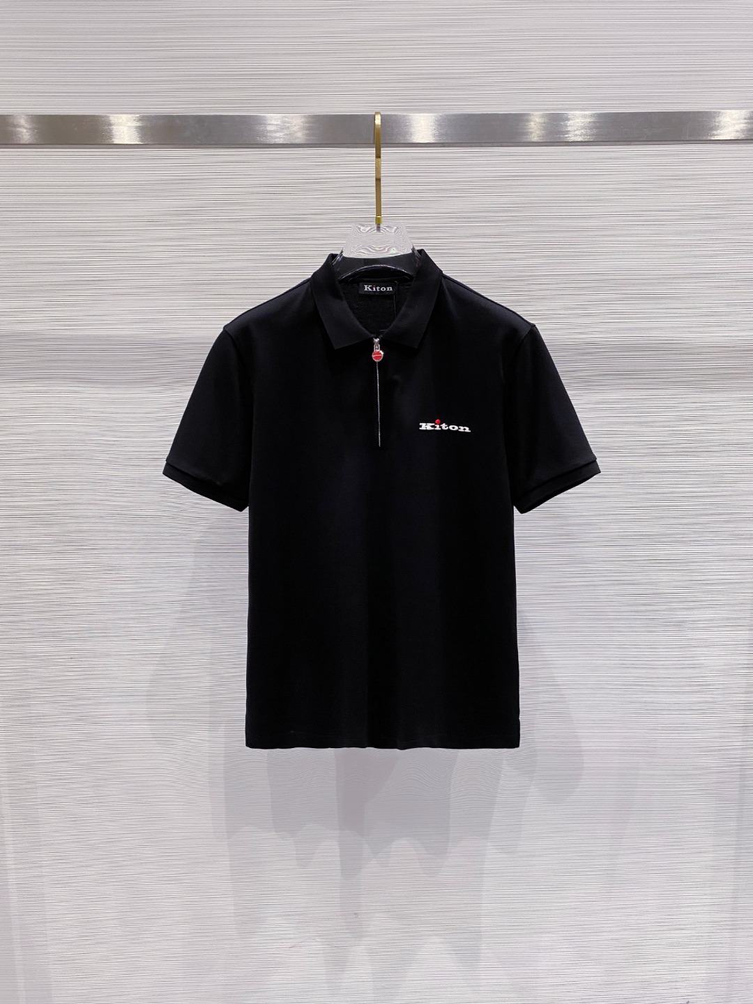 NO:425949,Kiton2025ss summer new logo men's lapel Polo shirt!  Classic business men's style, high-end men's style at the ceiling level of business men's style!  Simple, fashionable and elegant, single-wearing inner wear is decent, quality control/detail control takes away, low-key, luxurious and connotative!  Customer-supplied fixed mesh flooring cotton cloth is carefully made, the surface of the fabric is evenly arranged and neatly arranged, with excellent breathability and heat dissipation and sweat resistance, and the comfort level of the upper body is completely better than that of ordinary single-sided sweat cloth tissue!  The classic brand LOGO logo on the chest is created with top-level craftsmanship. The LOGO has three-dimensional, clear and full texture, and is an extraordinary product in the classic field whether it is inner wear or single wear!  The exquisite cutting process, the processing of every detail is very standard and delicate, and it is comparable to that of ordinary LOW products on the market. Men must enter the basic versatile Polo shirts!  Size M-3XL Data reference M: bust 104cm-shoulder width 45cm-length 69cm-sleeve length 21cm L: bust 108cm-shoulder width 46cm-length 70cm-sleeve length 22cm XL: bust 112cm-shoulder width 47cm-length 71cm-sleeve length 23cm XXL: bust 116cm-shoulder width 48cm-sleeve length 72cm-sleeve length 24cm 3XL: bust 120cm-shoulder width 49cm-sleeve length 73cm-sleeve length 24cm, alexander wang19860909kiton2025ss夏季新款 logo男士翻领Polo衫！经典商务男款,高端男装的天花板级别的商务男款！简约时尚大气不失优雅,单穿内搭体面过人,品质控/细节控的闭眼带走,低调又奢华有内涵！ 客供定织网眼珠地棉布精心制成,面料表面排列均匀整齐的网眼纹理,透气性和散热排汗性极佳,上身舒适程度完全优于普通单面汗布组织！胸前经典的品牌LOGO标识,采用顶级工艺打造,LOGO立体清晰饱满,质感非凡的特质,无论是内搭还是单穿都是一款经典领域的产品！精妙绝伦的裁剪工艺,每一个细节处理的非常标准细腻,非市面一般LOW货可以媲美的,男士必入基础百搭款Polo衫推荐！ 尺码M-3XL 数据参考 M码:胸围104cm-肩宽45cm-衣长69cm-袖长21cm L码:胸围108cm-肩宽46cm-衣长70cm-袖长22cm XL码:胸围112cm-肩宽47cm-衣长71cm-袖长23cm XXL码:胸围116cm-肩宽48cm-衣长72cm-袖长24cm 3XL码:胸围120cm-肩宽49cm-衣长73cm-袖长24cm,,alexander wang,Men's clothing