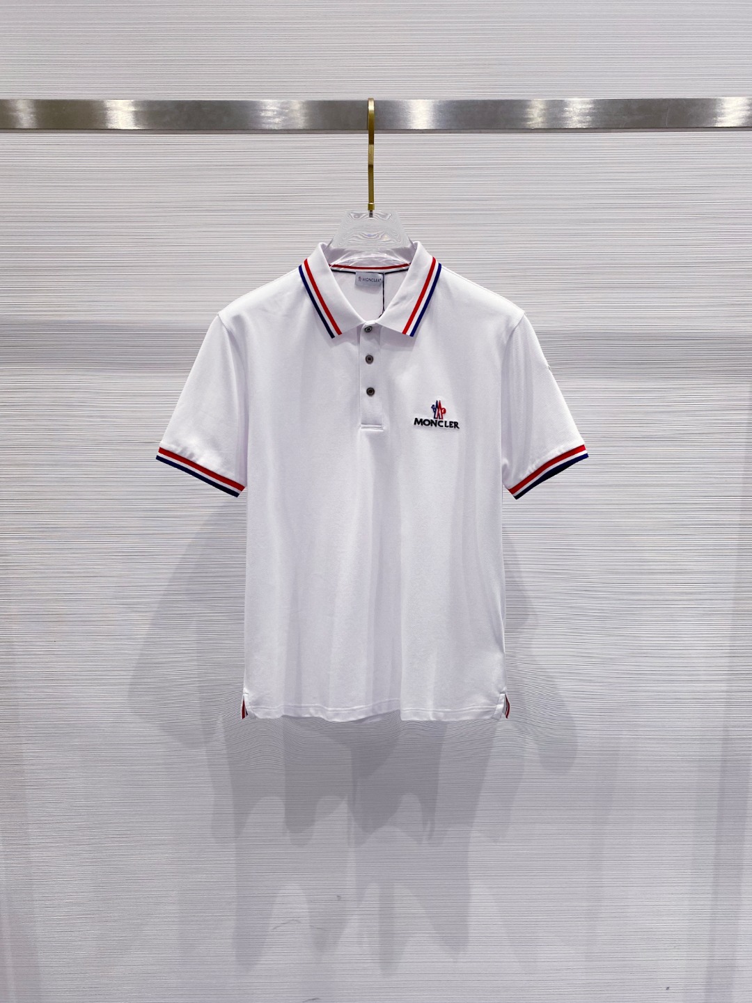 NO:425953,The new summer logo for men's lapel Polo shirt with covers 2025ss!  Classic business men's style, high-end men's style at the ceiling level of business men's style!  Simple, fashionable and elegant, single-wearing inner wear is decent, quality control/detail control takes away, low-key, luxurious and connotative!  Customer-supplied fixed mesh flooring cotton cloth is carefully made, the surface of the fabric is evenly arranged and neatly arranged, with excellent breathability and heat dissipation and sweat resistance, and the comfort level of the upper body is completely better than that of ordinary single-sided sweat cloth tissue!  The classic brand LOGO logo on the chest is created with top-level craftsmanship. The LOGO has three-dimensional, clear and full texture, and is an extraordinary product in the classic field whether it is inner wear or single wear!  The exquisite cutting process, the processing of every detail is very standard and delicate, and it is comparable to that of ordinary LOW products on the market. Men must enter the basic versatile Polo shirts!  Size M-3XL Data reference M: bust 104cm-shoulder width 45cm-length 69cm-sleeve length 21cm L: bust 108cm-shoulder width 46cm-length 70cm-sleeve length 22cm XL: bust 112cm-shoulder width 47cm-length 71cm-sleeve length 23cm XXL: bust 116cm-shoulder width 48cm-sleeve length 72cm-sleeve length 24cm 3XL: bust 120cm-shoulder width 49cm-sleeve length 73cm-sleeve length 24cm, Moncler, alexander wang19860909蒙口 2025ss夏季新款 logo男士翻领Polo衫！经典商务男款,高端男装的天花板级别的商务男款！简约时尚大气不失优雅,单穿内搭体面过人,品质控/细节控的闭眼带走,低调又奢华有内涵！ 客供定织网眼珠地棉布精心制成,面料表面排列均匀整齐的网眼纹理,透气性和散热排汗性极佳,上身舒适程度完全优于普通单面汗布组织！胸前经典的品牌LOGO标识,采用顶级工艺打造,LOGO立体清晰饱满,质感非凡的特质,无论是内搭还是单穿都是一款经典领域的产品！精妙绝伦的裁剪工艺,每一个细节处理的非常标准细腻,非市面一般LOW货可以媲美的,男士必入基础百搭款Polo衫推荐！ 尺码M-3XL 数据参考 M码:胸围104cm-肩宽45cm-衣长69cm-袖长21cm L码:胸围108cm-肩宽46cm-衣长70cm-袖长22cm XL码:胸围112cm-肩宽47cm-衣长71cm-袖长23cm XXL码:胸围116cm-肩宽48cm-衣长72cm-袖长24cm 3XL码:胸围120cm-肩宽49cm-衣长73cm-袖长24cm,,Moncler,alexander wang,Men's clothing