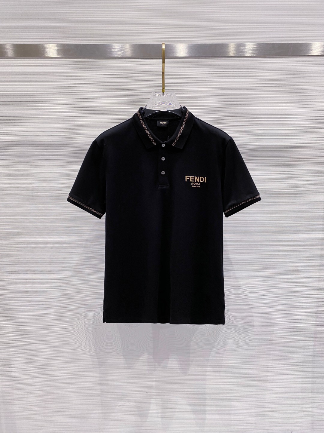 NO:425958,Fendi 2025ss summer new logo men's lapel Polo shirt!  Classic business men's style, high-end men's style at the ceiling level of business men's style!  Simple, fashionable and elegant, single-wearing inner wear is decent, quality control/detail control takes away, low-key, luxurious and connotative!  Customer-supplied fixed mesh flooring cotton cloth is carefully made, the surface of the fabric is evenly arranged and neatly arranged, with excellent breathability and heat dissipation and sweat resistance, and the comfort level of the upper body is completely better than that of ordinary single-sided sweat cloth tissue!  The classic brand LOGO logo on the chest is created with top-level craftsmanship. The LOGO has three-dimensional, clear and full texture, and is an extraordinary product in the classic field whether it is inner wear or single wear!  The exquisite cutting process, the processing of every detail is very standard and delicate, and it is comparable to that of ordinary LOW products on the market. Men must enter the basic versatile Polo shirts!  Size M-3XL Data reference M: bust 104cm-shoulder width 45cm-length 69cm-sleeve length 21cm L: bust 108cm-shoulder width 46cm-length 70cm-sleeve length 22cm XL: bust 112cm-shoulder width 47cm-length 71cm-sleeve length 23cm XXL: bust 116cm-shoulder width 48cm-sleeve length 72cm-sleeve length 24cm 3XL: bust 120cm-shoulder width 49cm-sleeve length 73cm-sleeve length 24cm, fendi, alexander wang19860909芬迪 2025ss夏季新款 logo男士翻领Polo衫！经典商务男款,高端男装的天花板级别的商务男款！简约时尚大气不失优雅,单穿内搭体面过人,品质控/细节控的闭眼带走,低调又奢华有内涵！ 客供定织网眼珠地棉布精心制成,面料表面排列均匀整齐的网眼纹理,透气性和散热排汗性极佳,上身舒适程度完全优于普通单面汗布组织！胸前经典的品牌LOGO标识,采用顶级工艺打造,LOGO立体清晰饱满,质感非凡的特质,无论是内搭还是单穿都是一款经典领域的产品！精妙绝伦的裁剪工艺,每一个细节处理的非常标准细腻,非市面一般LOW货可以媲美的,男士必入基础百搭款Polo衫推荐！ 尺码M-3XL 数据参考 M码:胸围104cm-肩宽45cm-衣长69cm-袖长21cm L码:胸围108cm-肩宽46cm-衣长70cm-袖长22cm XL码:胸围112cm-肩宽47cm-衣长71cm-袖长23cm XXL码:胸围116cm-肩宽48cm-衣长72cm-袖长24cm 3XL码:胸围120cm-肩宽49cm-衣长73cm-袖长24cm,,fendi,alexander wang,Men's clothing