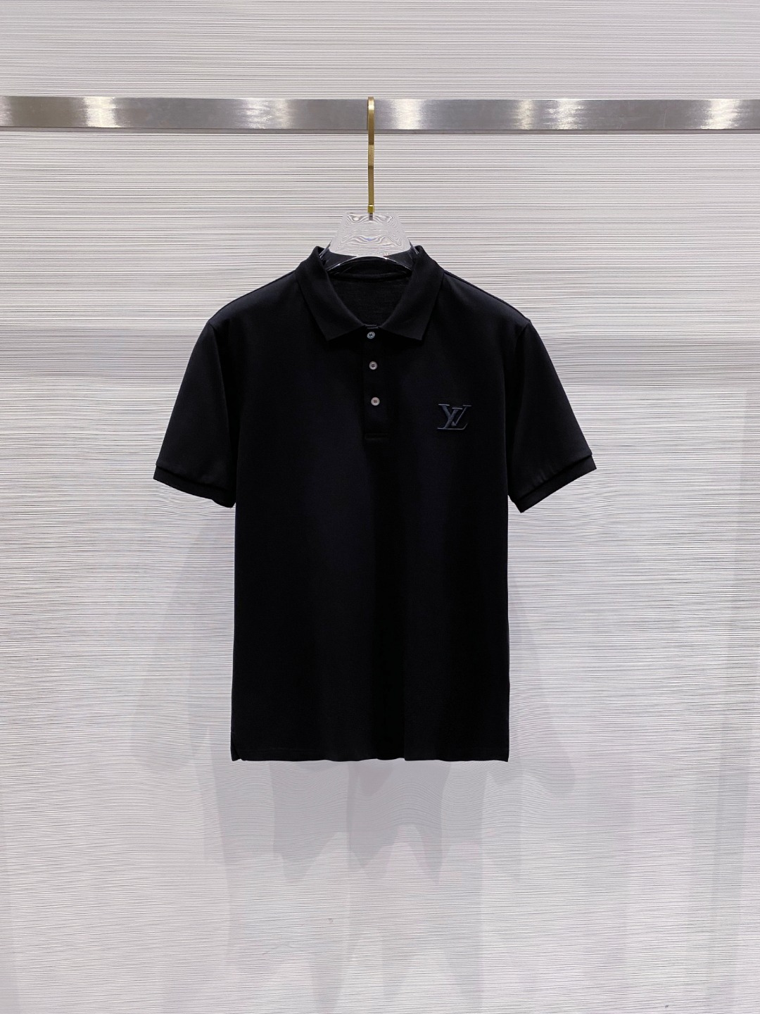 NO:425962,LV 2025ss summer new logo men's lapel Polo shirt!  Classic business men's style, high-end men's style at the ceiling level of business men's style!  Simple, fashionable and elegant, single-wearing inner wear is decent, quality control/detail control takes away, low-key, luxurious and connotative!  Customer-supplied fixed mesh flooring cotton cloth is carefully made, the surface of the fabric is evenly arranged and neatly arranged, with excellent breathability and heat dissipation and sweat resistance, and the comfort level of the upper body is completely better than that of ordinary single-sided sweat cloth tissue!  The classic brand LOGO logo on the chest is created with top-level craftsmanship. The LOGO has three-dimensional, clear and full texture, and is an extraordinary product in the classic field whether it is inner wear or single wear!  The exquisite cutting process, the processing of every detail is very standard and delicate, and it is comparable to that of ordinary LOW products on the market. Men must enter the basic versatile Polo shirts!  Size M-3XL Data reference M: bust 104cm-shoulder width 45cm-coat length 69cm-sleeve length 21cm L: bust 108cm-shoulder width 46cm-coat length 70cm-sleeve length 22cm XL: bust 112cm-shoulder width 47cm-coat length 71cm-sleeve length 23cm XXL: bust 116cm-shoulder width 48cm-coat length 72cm-sleeve length 24cm 3XL: bust 120cm-shoulder width 49cm-sleeve length 73cm-sleeve length 24cm, louis vuitton,alexander wang19860909LV 2025ss夏季新款 logo男士翻领Polo衫！经典商务男款,高端男装的天花板级别的商务男款！简约时尚大气不失优雅,单穿内搭体面过人,品质控/细节控的闭眼带走,低调又奢华有内涵！ 客供定织网眼珠地棉布精心制成,面料表面排列均匀整齐的网眼纹理,透气性和散热排汗性极佳,上身舒适程度完全优于普通单面汗布组织！胸前经典的品牌LOGO标识,采用顶级工艺打造,LOGO立体清晰饱满,质感非凡的特质,无论是内搭还是单穿都是一款经典领域的产品！精妙绝伦的裁剪工艺,每一个细节处理的非常标准细腻,非市面一般LOW货可以媲美的,男士必入基础百搭款Polo衫推荐！ 尺码M-3XL 数据参考 M码:胸围104cm-肩宽45cm-衣长69cm-袖长21cm L码:胸围108cm-肩宽46cm-衣长70cm-袖长22cm XL码:胸围112cm-肩宽47cm-衣长71cm-袖长23cm XXL码:胸围116cm-肩宽48cm-衣长72cm-袖长24cm 3XL码:胸围120cm-肩宽49cm-衣长73cm-袖长24cm,,louis vuitton,alexander wang,Men's clothing