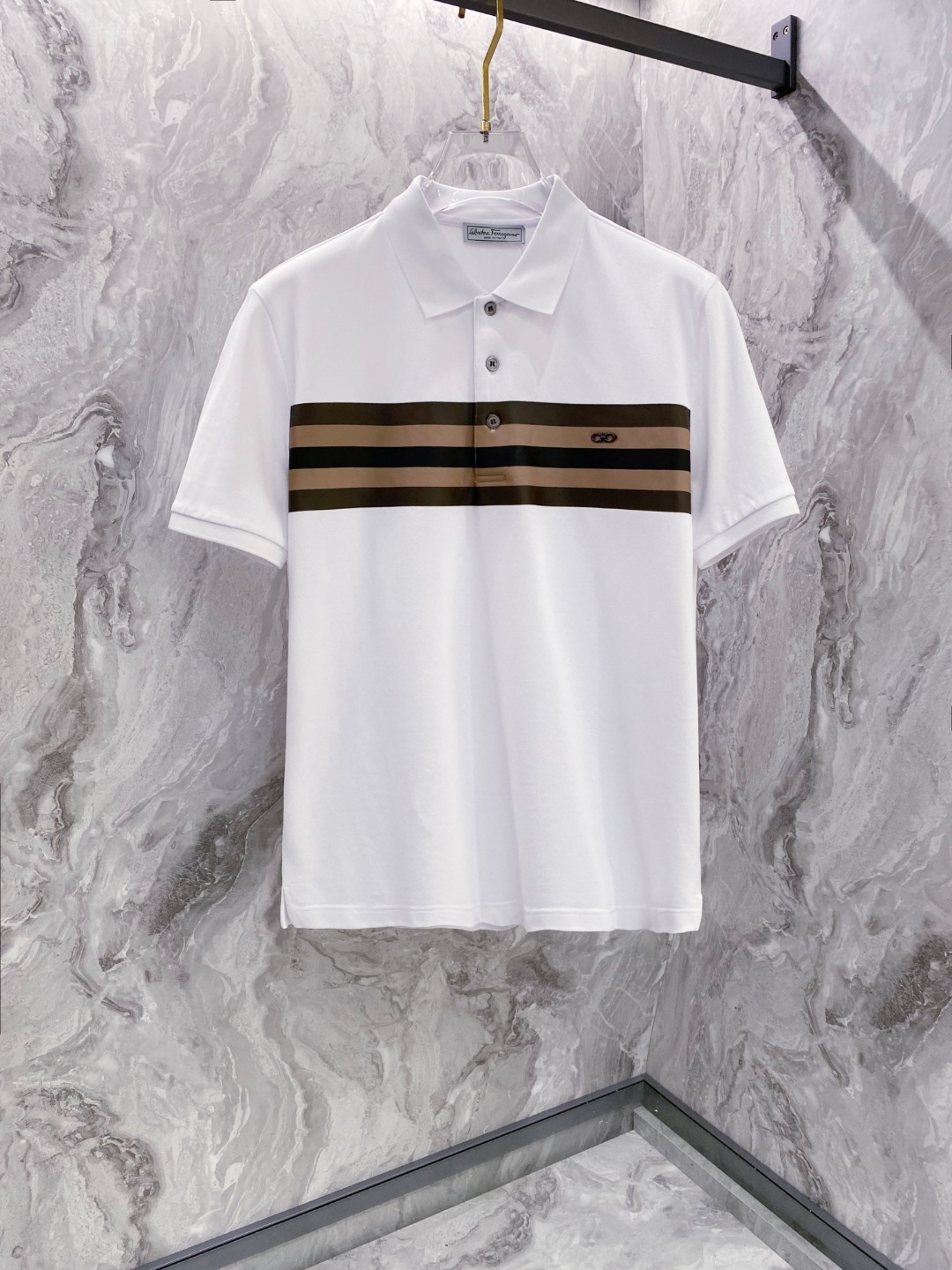 NO:422421,Ferragamo 2025ss summer new logo men's lapel Polo shirt!  Classic business men's style, high-end men's style at the ceiling level of business men's style!  Simple, fashionable and elegant, single-wearing inner wear is decent, quality control/detail control takes away, low-key, luxurious and connotative!  Customer-supplied fixed mesh flooring cotton cloth is carefully made, the surface of the fabric is evenly arranged and neatly arranged, with excellent breathability and heat dissipation and sweat resistance, and the comfort level of the upper body is completely better than that of ordinary single-sided sweat cloth tissue!  The classic brand LOGO logo on the chest is created with top-level craftsmanship. The LOGO has three-dimensional, clear and full texture, and is an extraordinary product in the classic field whether it is inner wear or single wear!  The exquisite cutting process, the processing of every detail is very standard and delicate, and it is comparable to that of ordinary LOW products on the market. Men must enter the basic versatile Polo shirts!  Size M-3XL Data reference M: bust 104cm-shoulder width 45cm-length 69cm-sleeve length 21cm L: bust 108cm-shoulder width 46cm-length 70cm-sleeve length 22cm XL: bust 112cm-shoulder width 47cm-length 71cm-sleeve length 23cm XXL: bust 116cm-shoulder width 48cm-sleeve length 72cm-sleeve length 24cm 3XL: bust 120cm-shoulder width 49cm-sleeve length 73cm-sleeve length 24cm, ferragamo, alexander wang19860909菲拉格慕 2025ss夏季新款 logo男士翻领Polo衫！经典商务男款,高端男装的天花板级别的商务男款！简约时尚大气不失优雅,单穿内搭体面过人,品质控/细节控的闭眼带走,低调又奢华有内涵！ 客供定织网眼珠地棉布精心制成,面料表面排列均匀整齐的网眼纹理,透气性和散热排汗性极佳,上身舒适程度完全优于普通单面汗布组织！胸前经典的品牌LOGO标识,采用顶级工艺打造,LOGO立体清晰饱满,质感非凡的特质,无论是内搭还是单穿都是一款经典领域的产品！精妙绝伦的裁剪工艺,每一个细节处理的非常标准细腻,非市面一般LOW货可以媲美的,男士必入基础百搭款Polo衫推荐！ 尺码M-3XL 数据参考 M码:胸围104cm-肩宽45cm-衣长69cm-袖长21cm L码:胸围108cm-肩宽46cm-衣长70cm-袖长22cm XL码:胸围112cm-肩宽47cm-衣长71cm-袖长23cm XXL码:胸围116cm-肩宽48cm-衣长72cm-袖长24cm 3XL码:胸围120cm-肩宽49cm-衣长73cm-袖长24cm,,ferragamo,alexander wang,Men's clothing