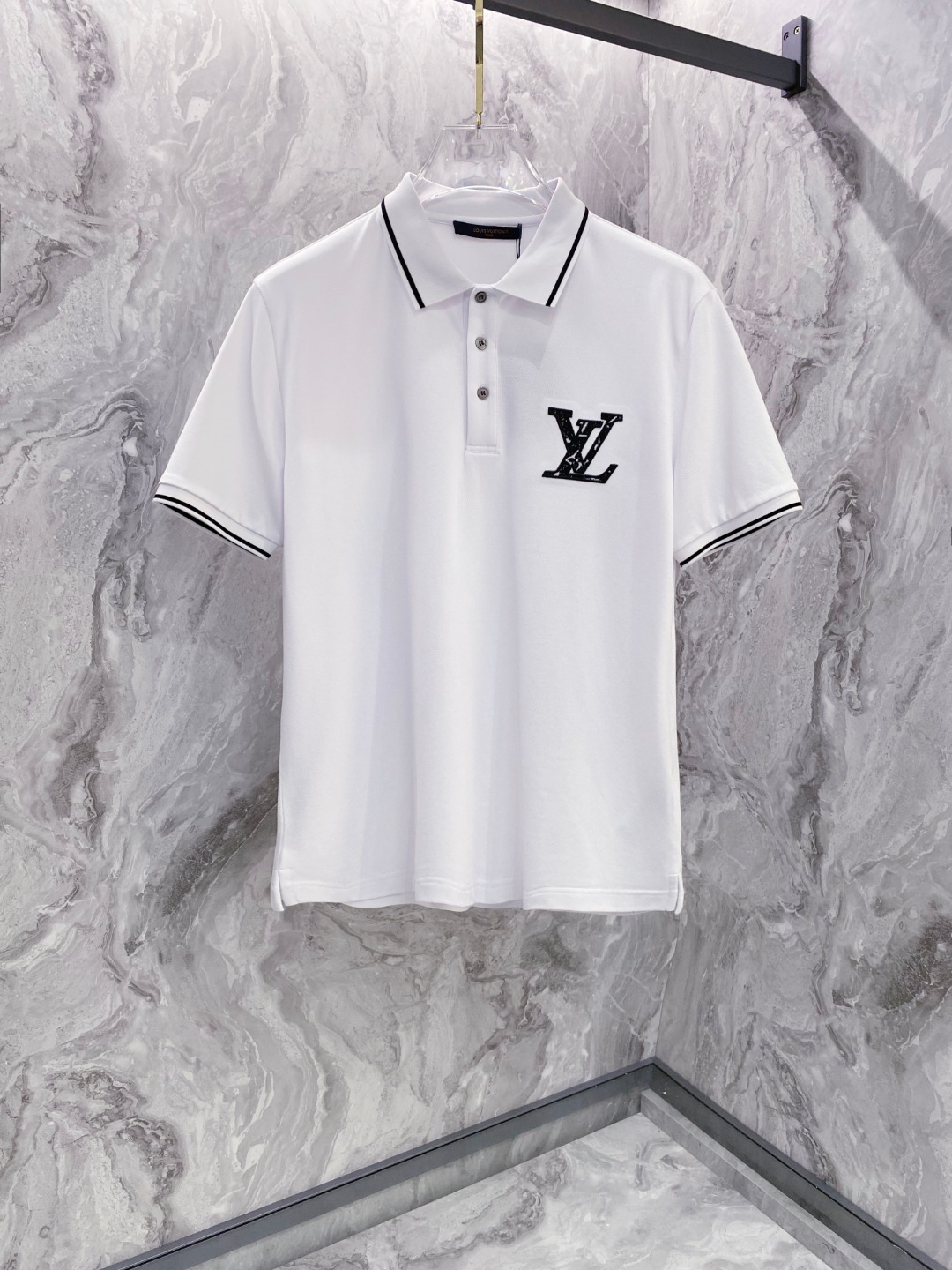 NO:422430,LV 2025ss summer new logo men's lapel Polo shirt!  Classic business men's style, high-end men's style at the ceiling level of business men's style!  Simple, fashionable and elegant, single-wearing inner wear is decent, quality control/detail control takes away, low-key, luxurious and connotative!  Customer-supplied fixed mesh flooring cotton cloth is carefully made, the surface of the fabric is evenly arranged and neatly arranged, with excellent breathability and heat dissipation and sweat resistance, and the comfort level of the upper body is completely better than that of ordinary single-sided sweat cloth tissue!  The classic brand LOGO logo on the chest is created with top-level craftsmanship. The LOGO has three-dimensional, clear and full texture, and is an extraordinary product in the classic field whether it is inner wear or single wear!  The exquisite cutting process, the processing of every detail is very standard and delicate, and it is comparable to that of ordinary LOW products on the market. Men must enter the basic versatile Polo shirts!  Size M-3XL Data reference M: bust 104cm-shoulder width 45cm-coat length 69cm-sleeve length 21cm L: bust 108cm-shoulder width 46cm-coat length 70cm-sleeve length 22cm XL: bust 112cm-shoulder width 47cm-coat length 71cm-sleeve length 23cm XXL: bust 116cm-shoulder width 48cm-coat length 72cm-sleeve length 24cm 3XL: bust 120cm-shoulder width 49cm-sleeve length 73cm-sleeve length 24cm, louis vuitton,alexander wang19860909LV 2025ss夏季新款 logo男士翻领Polo衫！经典商务男款,高端男装的天花板级别的商务男款！简约时尚大气不失优雅,单穿内搭体面过人,品质控/细节控的闭眼带走,低调又奢华有内涵！ 客供定织网眼珠地棉布精心制成,面料表面排列均匀整齐的网眼纹理,透气性和散热排汗性极佳,上身舒适程度完全优于普通单面汗布组织！胸前经典的品牌LOGO标识,采用顶级工艺打造,LOGO立体清晰饱满,质感非凡的特质,无论是内搭还是单穿都是一款经典领域的产品！精妙绝伦的裁剪工艺,每一个细节处理的非常标准细腻,非市面一般LOW货可以媲美的,男士必入基础百搭款Polo衫推荐！ 尺码M-3XL 数据参考 M码:胸围104cm-肩宽45cm-衣长69cm-袖长21cm L码:胸围108cm-肩宽46cm-衣长70cm-袖长22cm XL码:胸围112cm-肩宽47cm-衣长71cm-袖长23cm XXL码:胸围116cm-肩宽48cm-衣长72cm-袖长24cm 3XL码:胸围120cm-肩宽49cm-衣长73cm-袖长24cm,,louis vuitton,alexander wang,Men's clothing