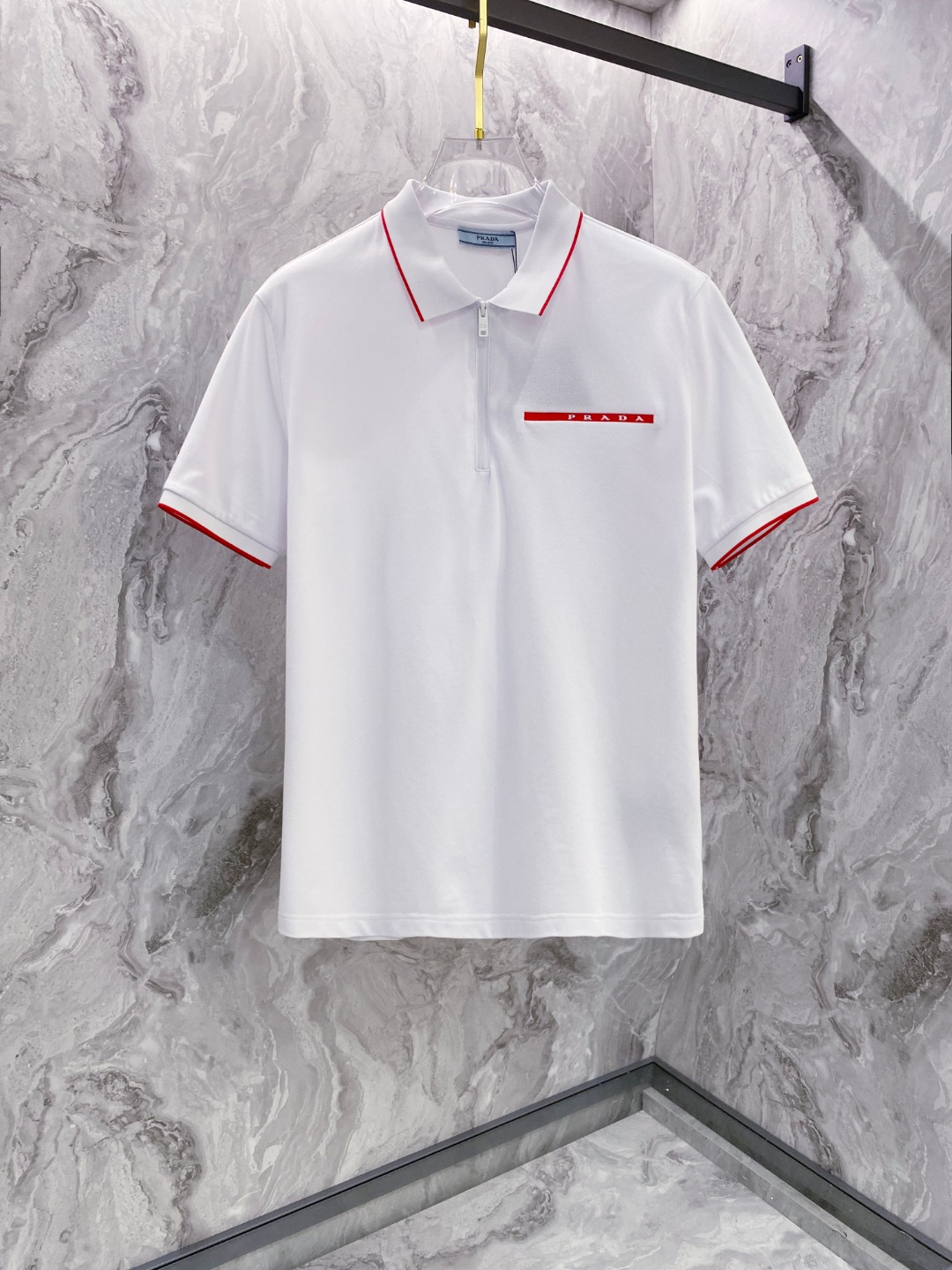 NO:422439,Prada 2025ss summer new logo men's lapel Polo shirt!  Classic business men's style, high-end men's style at the ceiling level of business men's style!  Simple, fashionable and elegant, single-wearing inner wear is decent, quality control/detail control takes away, low-key, luxurious and connotative!  Customer-supplied fixed mesh flooring cotton cloth is carefully made, the surface of the fabric is evenly arranged and neatly arranged, with excellent breathability and heat dissipation and sweat resistance, and the comfort level of the upper body is completely better than that of ordinary single-sided sweat cloth tissue!  The classic brand LOGO logo on the chest is created with top-level craftsmanship. The LOGO has three-dimensional, clear and full texture, and is an extraordinary product in the classic field whether it is inner wear or single wear!  The exquisite cutting process, the processing of every detail is very standard and delicate, and it is comparable to that of ordinary LOW products on the market. Men must enter the basic versatile Polo shirts!  Size M-3XL Data reference M: bust 104cm-shoulder width 45cm-length 69cm-sleeve length 21cm L: bust 108cm-shoulder width 46cm-length 70cm-sleeve length 22cm XL: bust 112cm-shoulder width 47cm-length 71cm-sleeve length 23cm XXL: bust 116cm-shoulder width 48cm-sleeve length 72cm-sleeve length 24cm 3XL: bust 120cm-shoulder width 49cm-sleeve length 73cm-sleeve length 24cm, prada, alexander wang19860909普拉达 2025ss夏季新款 logo男士翻领Polo衫！经典商务男款,高端男装的天花板级别的商务男款！简约时尚大气不失优雅,单穿内搭体面过人,品质控/细节控的闭眼带走,低调又奢华有内涵！ 客供定织网眼珠地棉布精心制成,面料表面排列均匀整齐的网眼纹理,透气性和散热排汗性极佳,上身舒适程度完全优于普通单面汗布组织！胸前经典的品牌LOGO标识,采用顶级工艺打造,LOGO立体清晰饱满,质感非凡的特质,无论是内搭还是单穿都是一款经典领域的产品！精妙绝伦的裁剪工艺,每一个细节处理的非常标准细腻,非市面一般LOW货可以媲美的,男士必入基础百搭款Polo衫推荐！ 尺码M-3XL 数据参考 M码:胸围104cm-肩宽45cm-衣长69cm-袖长21cm L码:胸围108cm-肩宽46cm-衣长70cm-袖长22cm XL码:胸围112cm-肩宽47cm-衣长71cm-袖长23cm XXL码:胸围116cm-肩宽48cm-衣长72cm-袖长24cm 3XL码:胸围120cm-肩宽49cm-衣长73cm-袖长24cm,,prada,alexander wang,Men's clothing