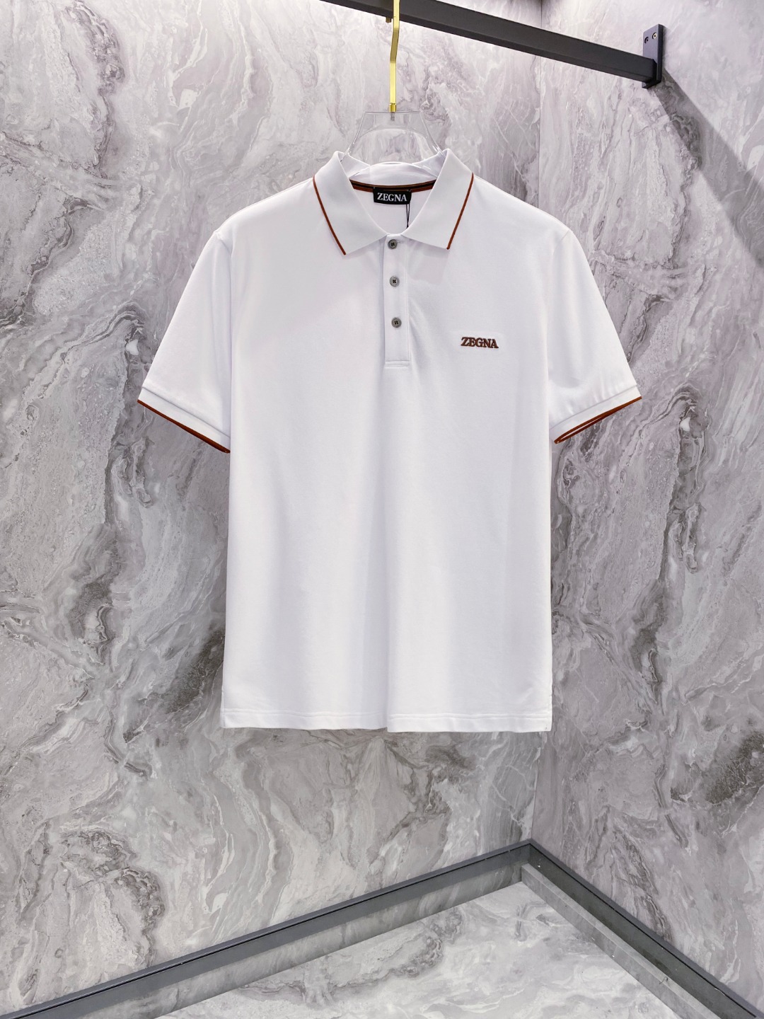 NO:422448,Zenia 2025ss summer new logo men's lapel Polo shirt!  Classic business men's style, high-end men's style at the ceiling level of business men's style!  Simple, fashionable and elegant, single-wearing inner wear is decent, quality control/detail control takes away, low-key, luxurious and connotative!  Customer-supplied fixed mesh flooring cotton cloth is carefully made, the surface of the fabric is evenly arranged and neatly arranged, with excellent breathability and heat dissipation and sweat resistance, and the comfort level of the upper body is completely better than that of ordinary single-sided sweat cloth tissue!  The classic brand LOGO logo on the chest is created with top-level craftsmanship. The LOGO has three-dimensional, clear and full texture, and is an extraordinary product in the classic field whether it is inner wear or single wear!  The exquisite cutting process, the processing of every detail is very standard and delicate, and it is comparable to that of ordinary LOW products on the market. Men must enter the basic versatile Polo shirts!  Size M-3XL Data reference M: bust 104cm-shoulder width 45cm-coat length 69cm-sleeve length 21cm L: bust 108cm-shoulder width 46cm-coat length 70cm-sleeve length 22cm XL: bust 112cm-shoulder width 47cm-coat length 71cm-sleeve length 23cm XXL: bust 116cm-shoulder width 48cm-coat length 72cm-sleeve length 24cm 3XL: bust 120cm-shoulder width 49cm-coat length 73cm-sleeve length 24cm, zegna, alexander wang19860909杰尼亚 2025ss夏季新款 logo男士翻领Polo衫！经典商务男款,高端男装的天花板级别的商务男款！简约时尚大气不失优雅,单穿内搭体面过人,品质控/细节控的闭眼带走,低调又奢华有内涵！ 客供定织网眼珠地棉布精心制成,面料表面排列均匀整齐的网眼纹理,透气性和散热排汗性极佳,上身舒适程度完全优于普通单面汗布组织！胸前经典的品牌LOGO标识,采用顶级工艺打造,LOGO立体清晰饱满,质感非凡的特质,无论是内搭还是单穿都是一款经典领域的产品！精妙绝伦的裁剪工艺,每一个细节处理的非常标准细腻,非市面一般LOW货可以媲美的,男士必入基础百搭款Polo衫推荐！ 尺码M-3XL 数据参考 M码:胸围104cm-肩宽45cm-衣长69cm-袖长21cm L码:胸围108cm-肩宽46cm-衣长70cm-袖长22cm XL码:胸围112cm-肩宽47cm-衣长71cm-袖长23cm XXL码:胸围116cm-肩宽48cm-衣长72cm-袖长24cm 3XL码:胸围120cm-肩宽49cm-衣长73cm-袖长24cm,,zegna,alexander wang,Men's clothing