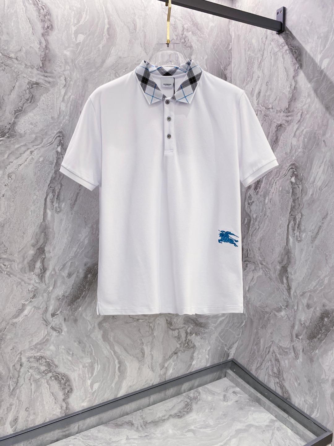 NO:422457,Burberry 2025ss summer new logo men's lapel Polo shirt!  Classic business men's style, high-end men's style at the ceiling level of business men's style!  Simple, fashionable and elegant, single-wearing inner wear is decent, quality control/detail control takes away, low-key, luxurious and connotative!  Customer-supplied fixed mesh flooring cotton cloth is carefully made, the surface of the fabric is evenly arranged and neatly arranged, with excellent breathability and heat dissipation and sweat resistance, and the comfort level of the upper body is completely better than that of ordinary single-sided sweat cloth tissue!  The classic brand LOGO logo on the chest is created with top-level craftsmanship. The LOGO has three-dimensional, clear and full texture, and is an extraordinary product in the classic field whether it is inner wear or single wear!  The exquisite cutting process, the processing of every detail is very standard and delicate, and it is comparable to that of ordinary LOW products on the market. Men must enter the basic versatile Polo shirts!  Size M-3XL Data reference M: bust 104cm-shoulder width 45cm-length 69cm-sleeve length 21cm L: bust 108cm-shoulder width 46cm-length 70cm-sleeve length 22cm XL: bust 112cm-shoulder width 47cm-length 71cm-sleeve length 23cm XXL: bust 116cm-shoulder width 48cm-sleeve length 72cm-sleeve length 24cm 3XL: bust 120cm-shoulder width 49cm-sleeve length 73cm-sleeve length 24cm, burberry, alexander wang19860909巴宝莉 2025ss夏季新款 logo男士翻领Polo衫！经典商务男款,高端男装的天花板级别的商务男款！简约时尚大气不失优雅,单穿内搭体面过人,品质控/细节控的闭眼带走,低调又奢华有内涵！ 客供定织网眼珠地棉布精心制成,面料表面排列均匀整齐的网眼纹理,透气性和散热排汗性极佳,上身舒适程度完全优于普通单面汗布组织！胸前经典的品牌LOGO标识,采用顶级工艺打造,LOGO立体清晰饱满,质感非凡的特质,无论是内搭还是单穿都是一款经典领域的产品！精妙绝伦的裁剪工艺,每一个细节处理的非常标准细腻,非市面一般LOW货可以媲美的,男士必入基础百搭款Polo衫推荐！ 尺码M-3XL 数据参考 M码:胸围104cm-肩宽45cm-衣长69cm-袖长21cm L码:胸围108cm-肩宽46cm-衣长70cm-袖长22cm XL码:胸围112cm-肩宽47cm-衣长71cm-袖长23cm XXL码:胸围116cm-肩宽48cm-衣长72cm-袖长24cm 3XL码:胸围120cm-肩宽49cm-衣长73cm-袖长24cm,,burberry,alexander wang,Men's clothing