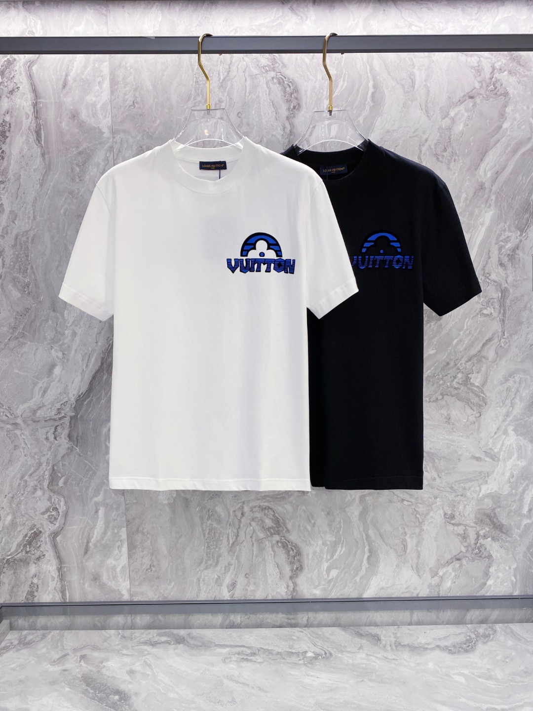 LV 2025夏装新款男女同款👫短袖T恤,!定制专属纯棉面料,定制原版工艺螺纹,胸前重工字母logo工