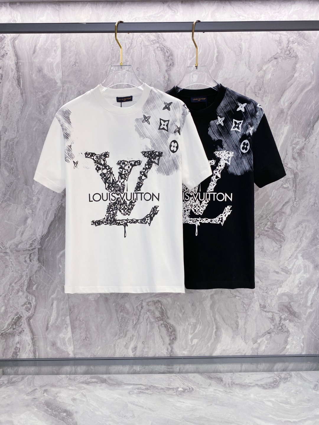 LV 2025夏装新款男女同款👫短袖T恤,!定制专属纯棉面料,定制原版工艺螺纹,胸前重工字母logo工