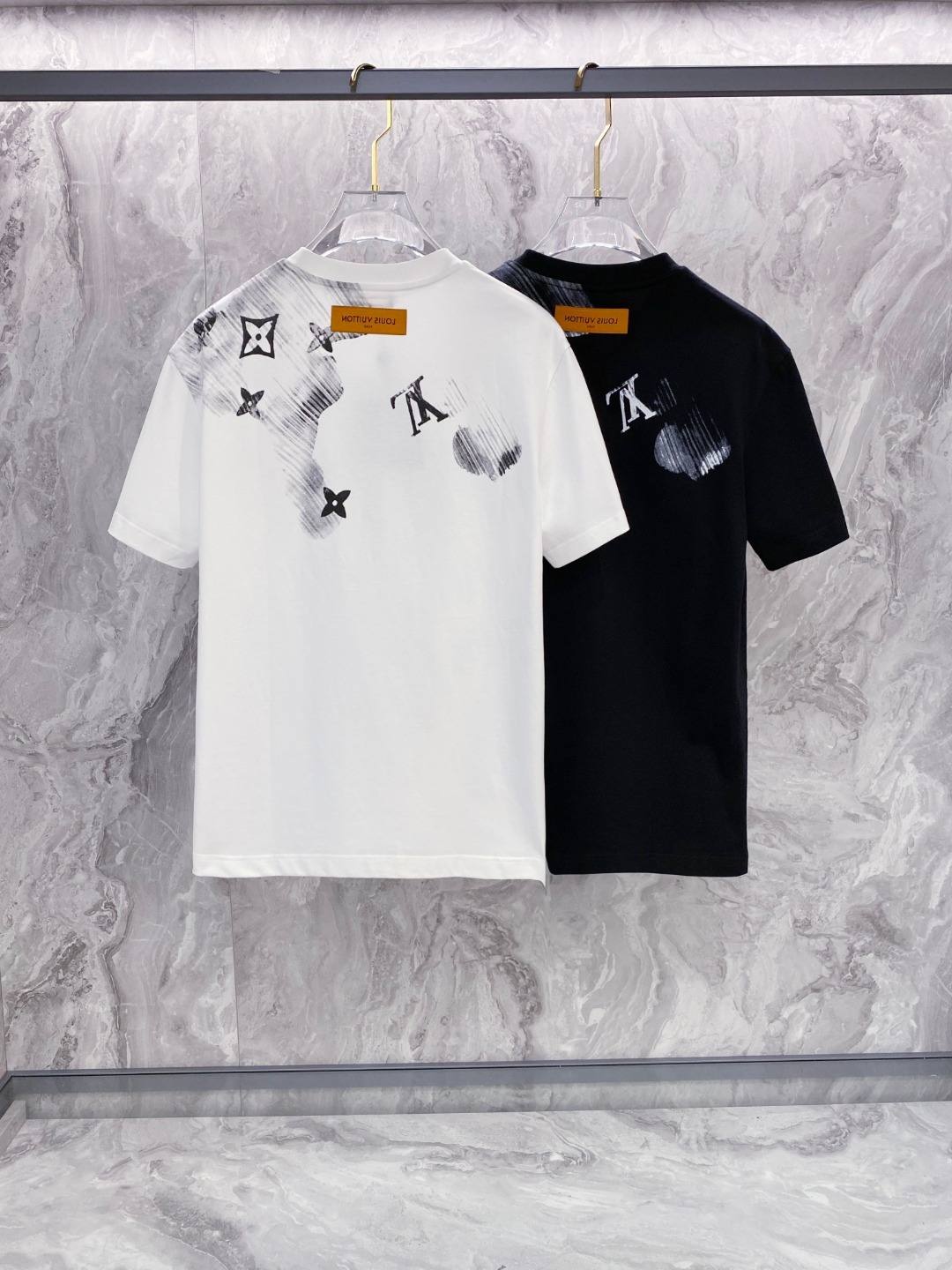 LV 2025夏装新款男女同款👫短袖T恤,!定制专属纯棉面料,定制原版工艺螺纹,胸前重工字母logo工