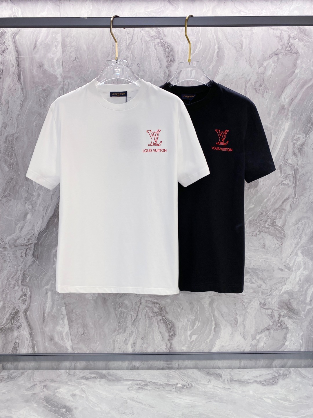 LV 2025夏装新款男女同款👫短袖T恤,!定制专属纯棉面料,定制原版工艺螺纹,胸前重工字母logo工