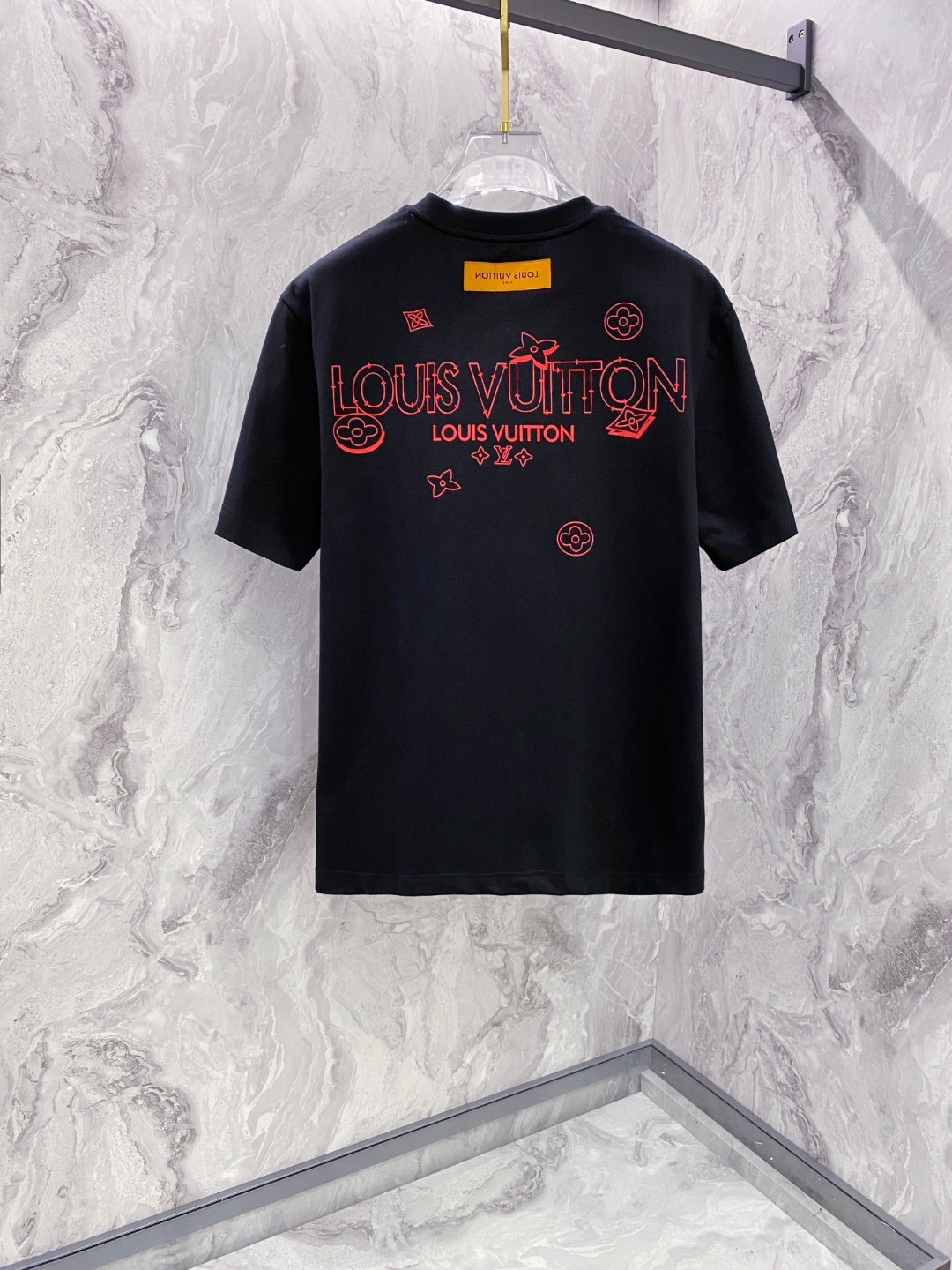 LV 2025夏装新款男女同款👫短袖T恤,!定制专属纯棉面料,定制原版工艺螺纹,胸前重工字母logo工