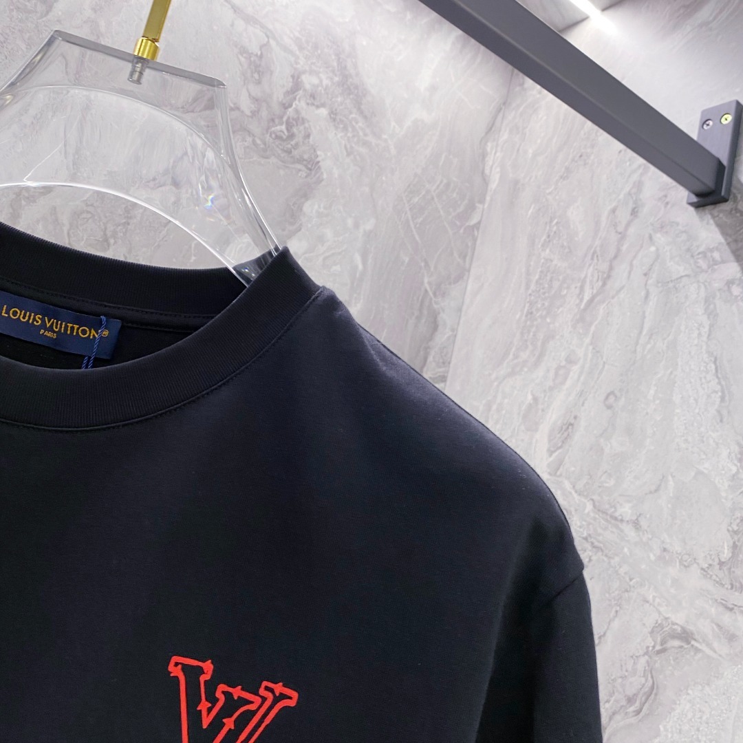 LV 2025夏装新款男女同款👫短袖T恤,!定制专属纯棉面料,定制原版工艺螺纹,胸前重工字母logo工
