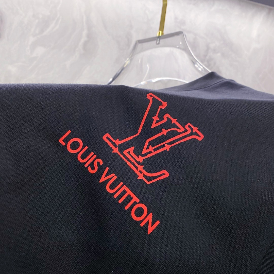 LV 2025夏装新款男女同款👫短袖T恤,!定制专属纯棉面料,定制原版工艺螺纹,胸前重工字母logo工