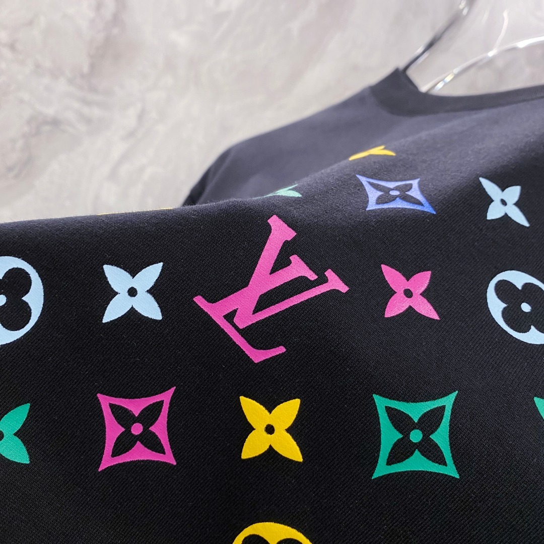 LV 2025夏装新款男女同款👫短袖T恤,!定制专属纯棉面料,定制原版工艺螺纹,胸前重工字母logo工