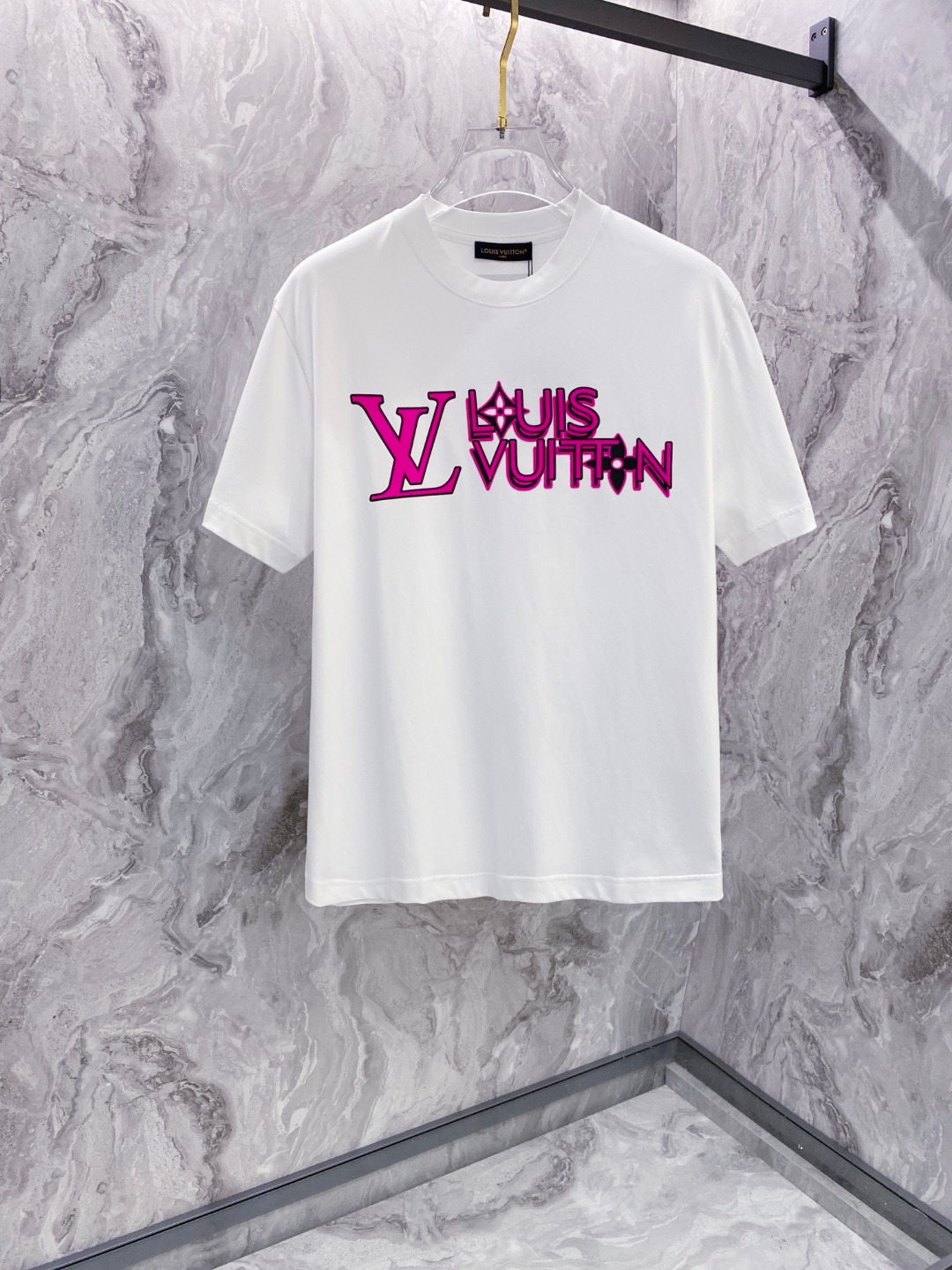 NO:422441,LV 2025 summer new men and women's short-sleeved T-shirt,!  Customized exclusive pure cotton fabric, customized original craft threads, and chest heavy-work letter logo craft design!  Simple and generous, calm and versatile, extremely high-end, perfectly integrated with fashion and style, a top fashionable style that perfectly suits the outside wear!  The overall feeling is natural!  The ultimate classic versatile short-sleeved T-shirt is designed with the latest three-dimensional letter logo pattern elements!  The ultimate perfection of heavy industry!  Fans who pursue high quality are please buy them by themselves, and all fans who know the goods are invited to appreciate this model together!  !  Size S-2XL S S S Shoulder Width 46 Bust 102 Clothes 66 Sleeve length 22 M Sleeve width 47 Bust 106 Clothes 67 Sleeve length 23 L Sleeve width 48 Bust 110 Clothes 68 Sleeve length 24 XL Sleeve width 49 Bust 114 Clothes 69 Sleeve length 25 2XL Sleeve width 50 Bust 116 Clothes 70 Sleeve length 26,,louis vuitton,T-shirt,tees,t-shirt,alexander wang19860909LV 2025夏装新款男女同款短袖T恤,！定制专属纯棉面料,定制原版工艺螺纹,胸前重工字母logo工艺设计！简约大方,从容百搭,档次极高,完美融入时尚还有风情感一款完美符合外穿的顶尖时髦气质款！整体给人浑然天成的感觉！极致经典的百搭型短袖T恤,采用最新的立体字母logo图案元素设计！极致的重工极致的完美！追求高品质的粉丝们请自行抢购,诚邀所有识货的粉丝一同鉴赏此款！！ 尺码S-2XL S码肩宽46 胸围102 衣长66 袖长22 M码肩宽47 胸围106 衣长67 袖长23 L码肩宽48 胸围110 衣长68 袖长24 XL码肩宽49 胸围114 衣长69 袖长25 2XL码肩宽50 胸围116 衣长70 袖长26,,louis vuitton,T-shirt,tees，t-shirt,alexander wang,Men's clothing