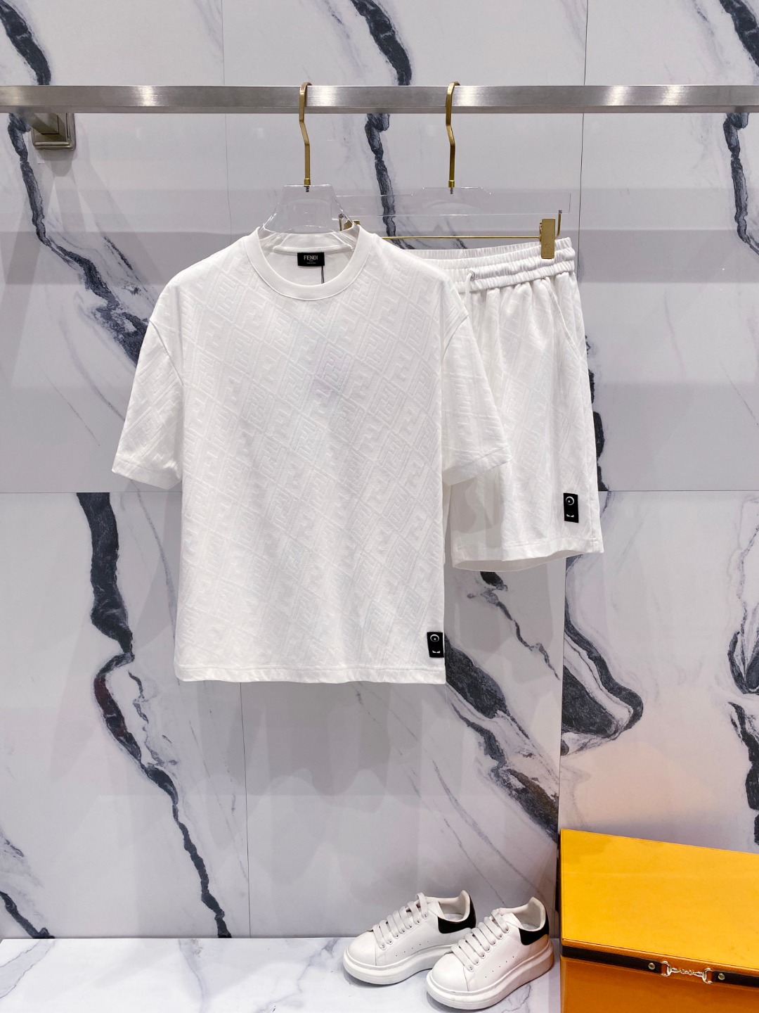 NO:482089,Fendi 2025 spring and summer latest model, same style for men and women, classic design short-sleeved T-shirt shorts suit, customized pure cotton fabric, soft touch, comfortable to wear, fine workmanship. The upper body effect is invincible and handsome, size M-3XL, fendi, shorts, T-shirt, tees, t-shirt, alexander wang19860909芬迪 2025春夏最新款,男女同款,经典设计短袖T恤短裤套装,定制纯棉面料,手感柔软,穿着舒适,做工精细.上身效果无敌帅气,码数M-3XL,,fendi,shorts,T-shirt,tees，t-shirt,alexander wang,Men's clothing